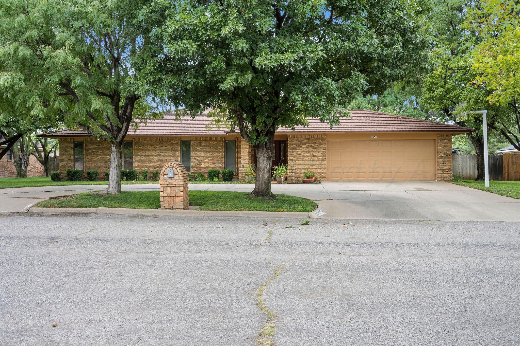 2343 N Chestnut Drive Property Photo 1