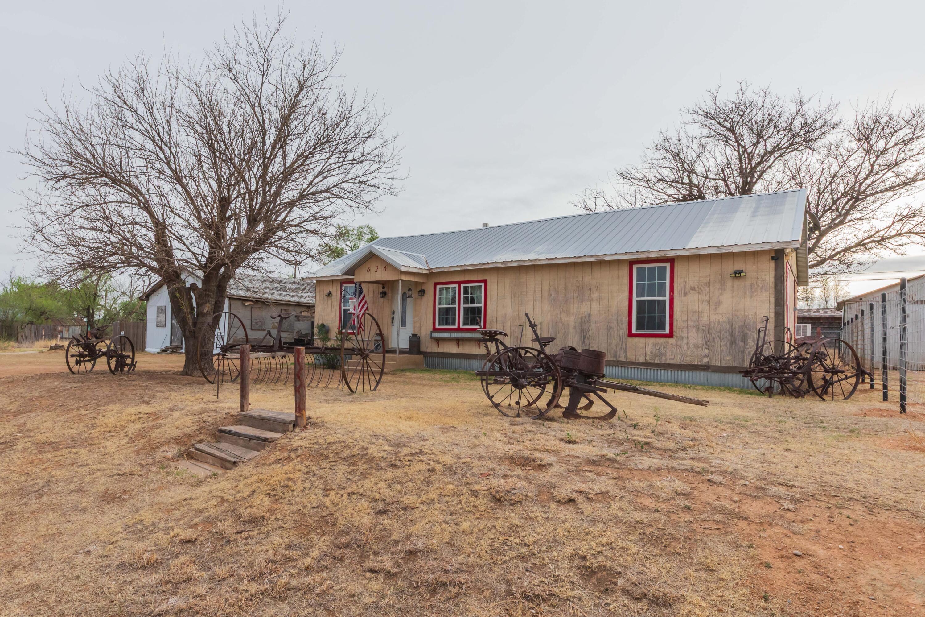 626 N Davis Street Property Photo 4