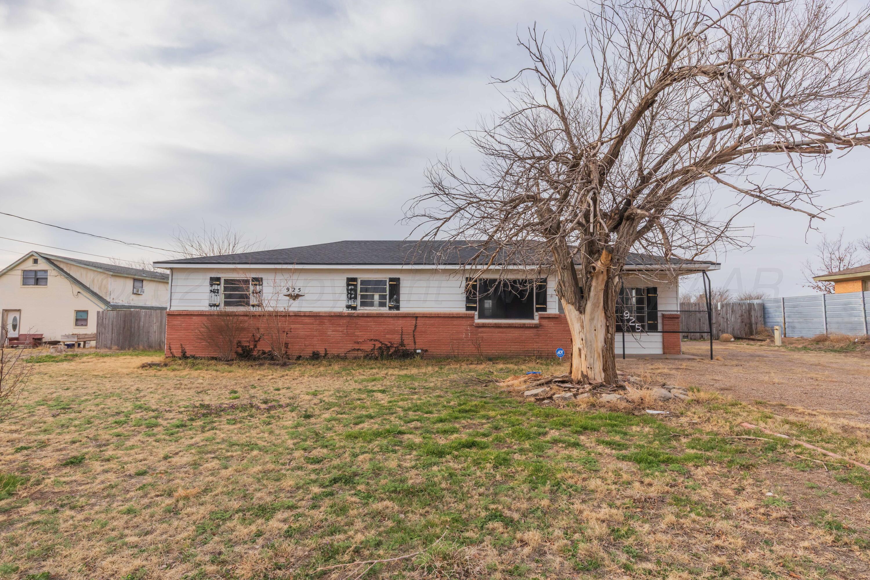 925 W Colorado Avenue Property Photo 2