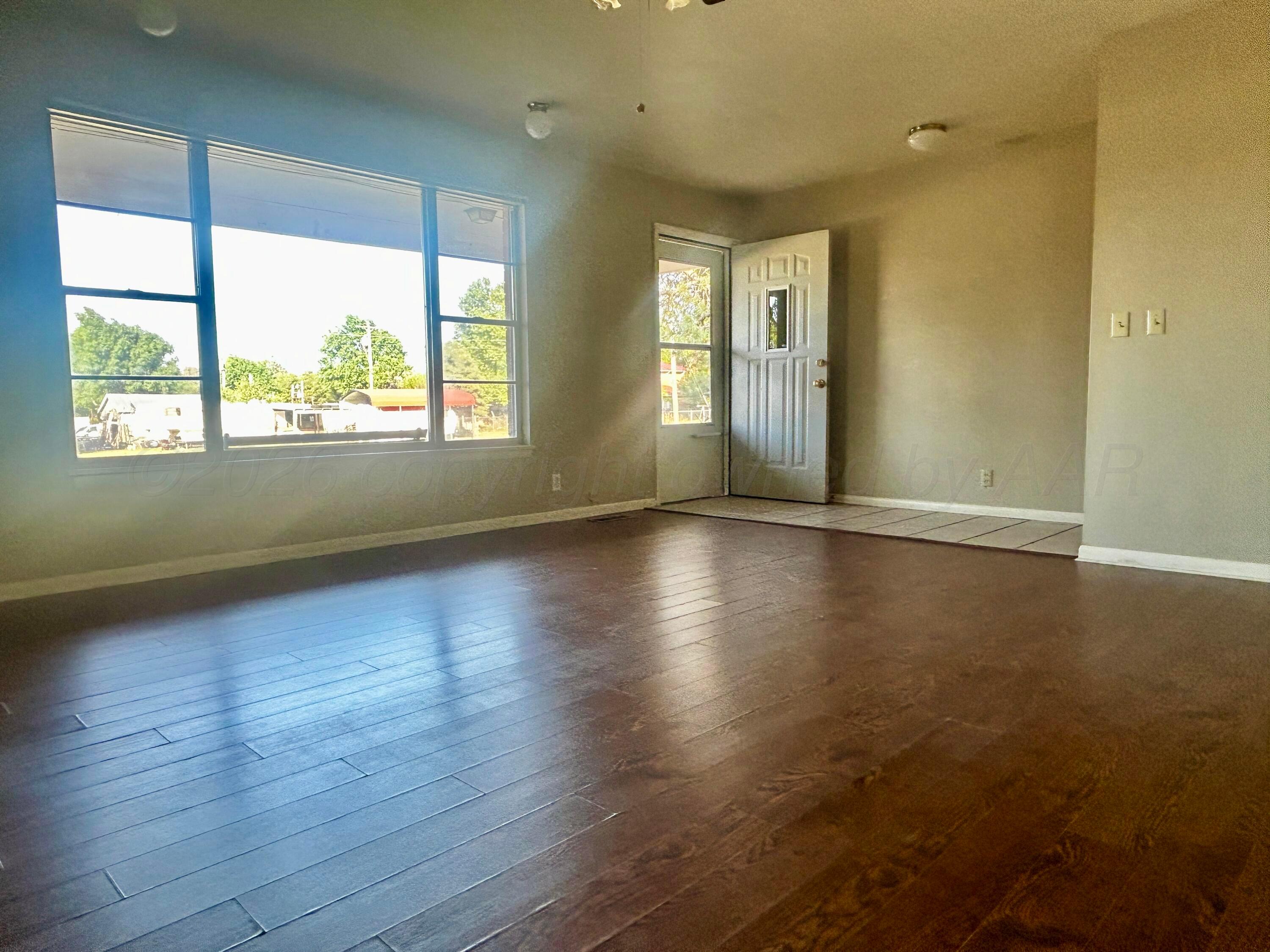 209 N Elm Street Property Photo 4