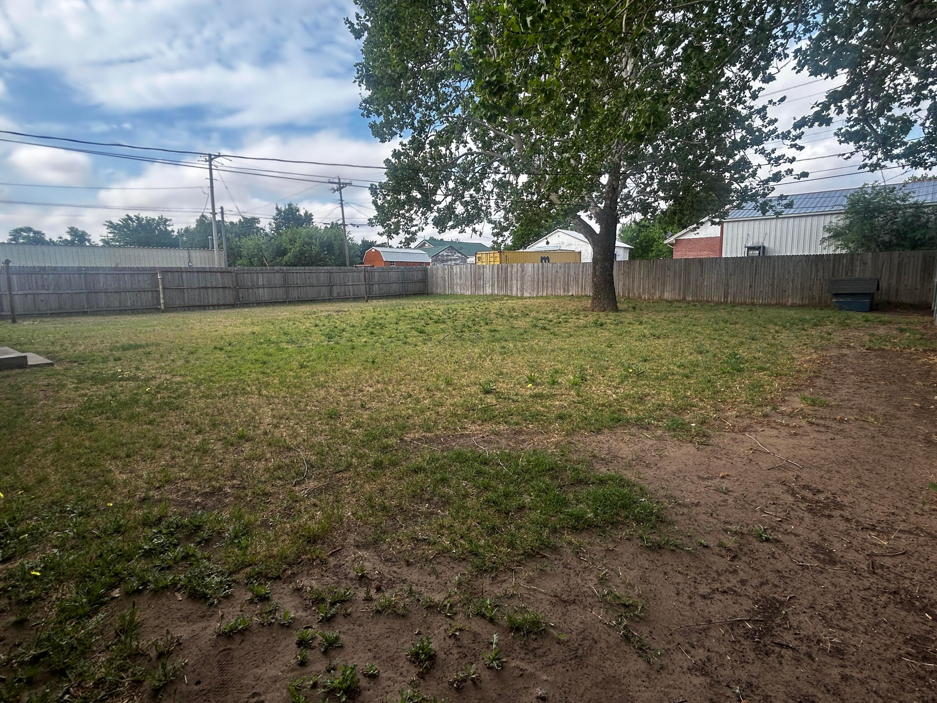 209 N Elm Street Property Photo 5
