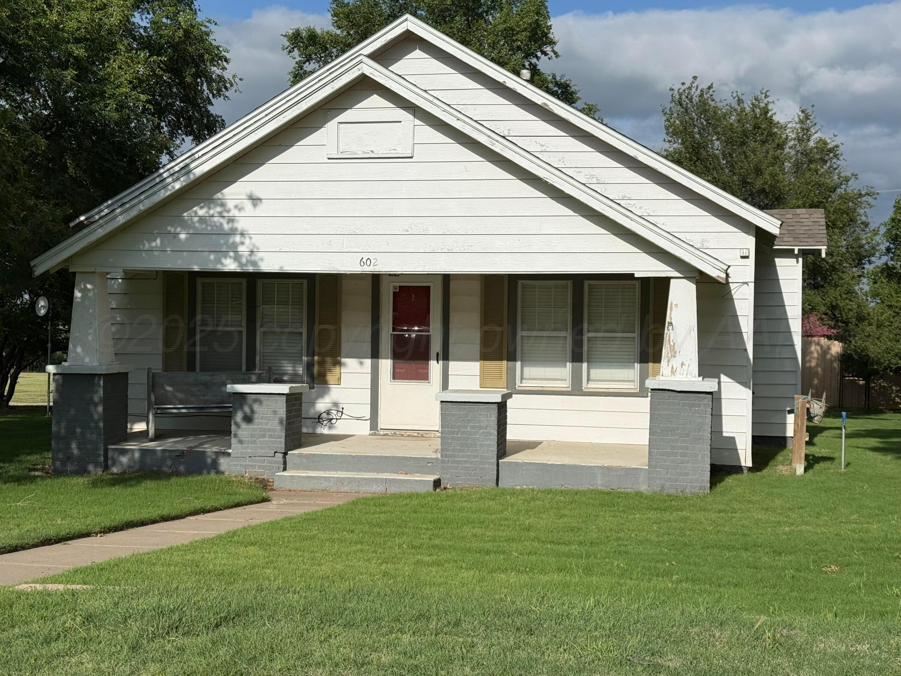602 S Young Street Property Photo 1