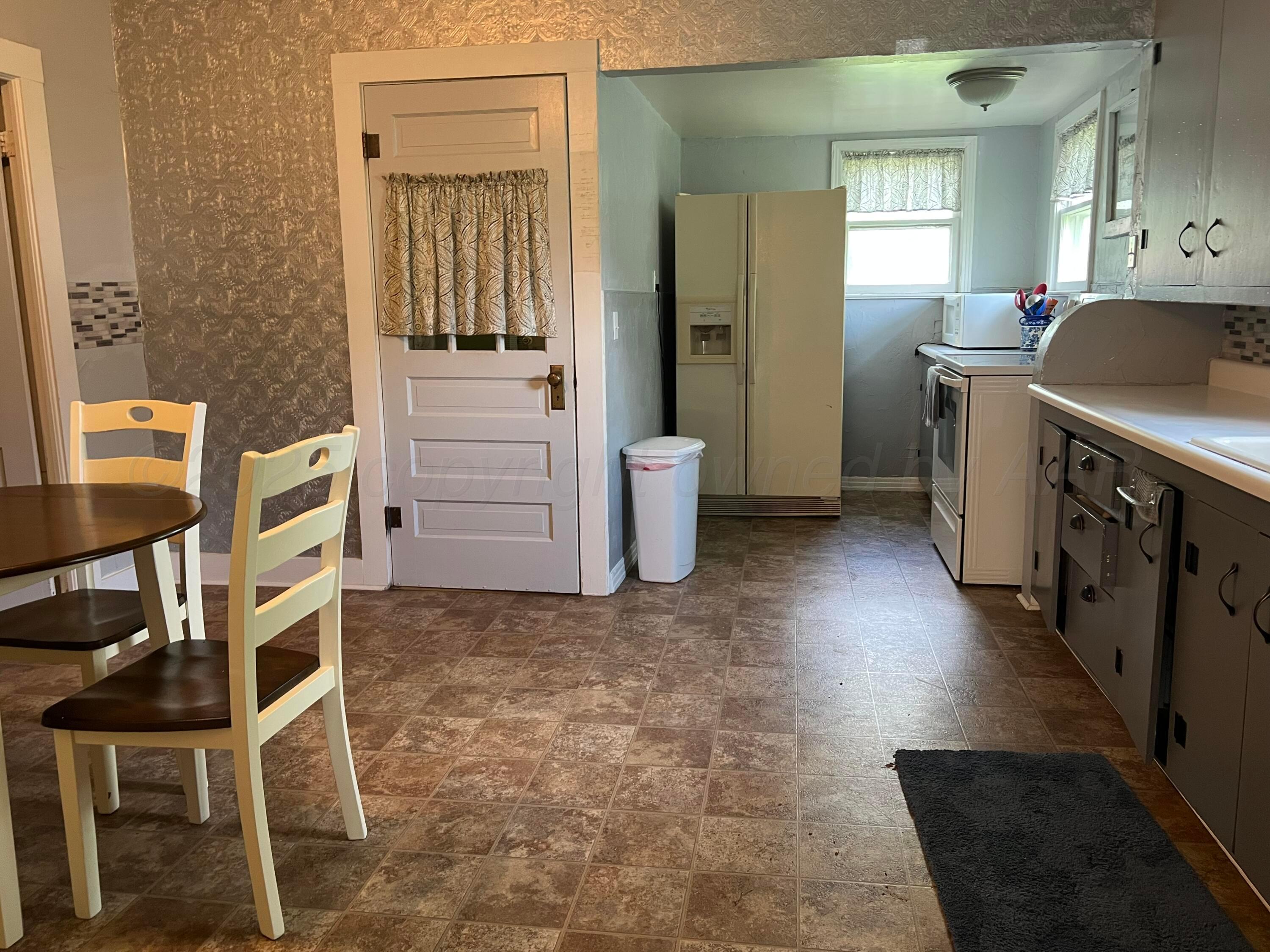 602 S Young Street Property Photo 12