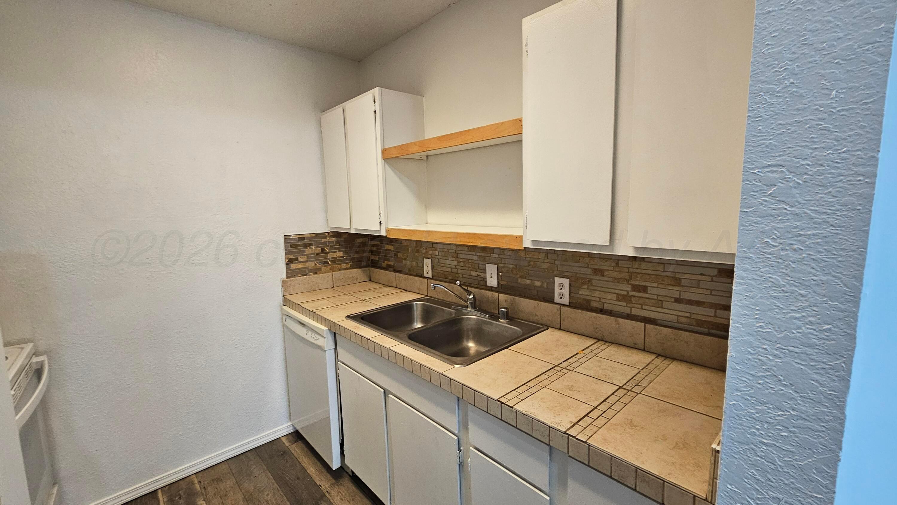 1100 S Wicker Avenue Property Photo 11