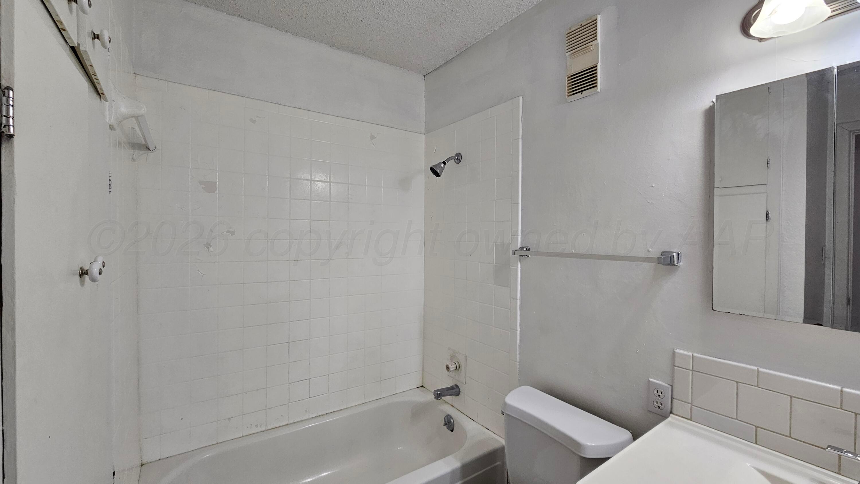 1100 S Wicker Avenue Property Photo 15