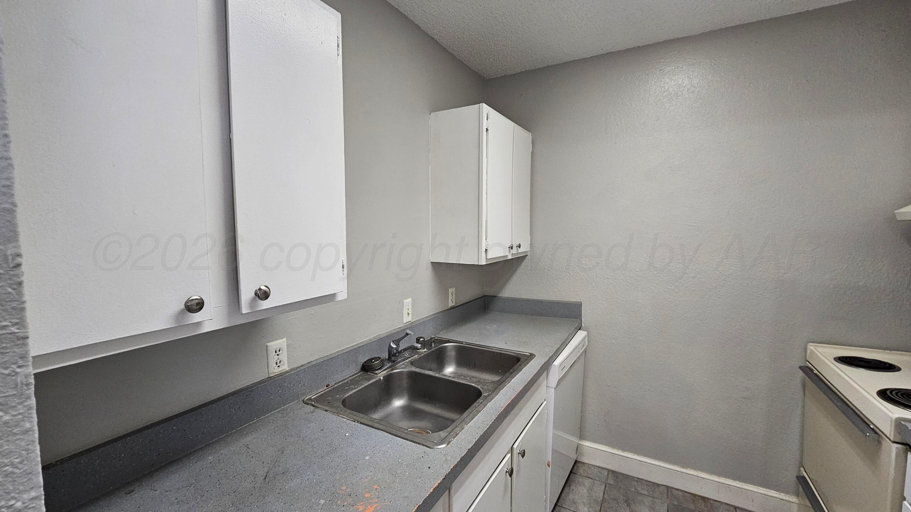 1100 S Wicker Avenue Property Photo 39
