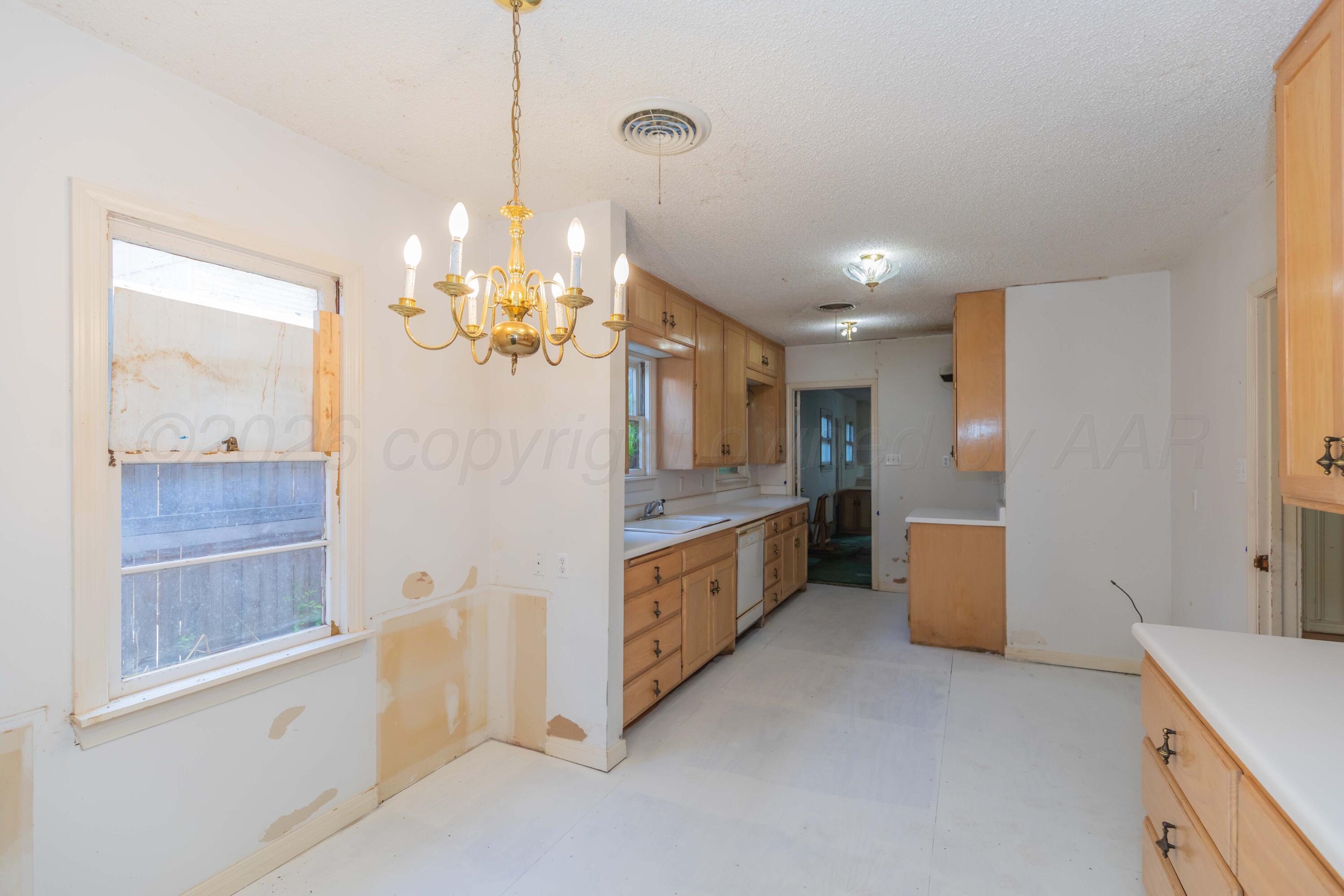 2411 S Ong Street Property Photo 10