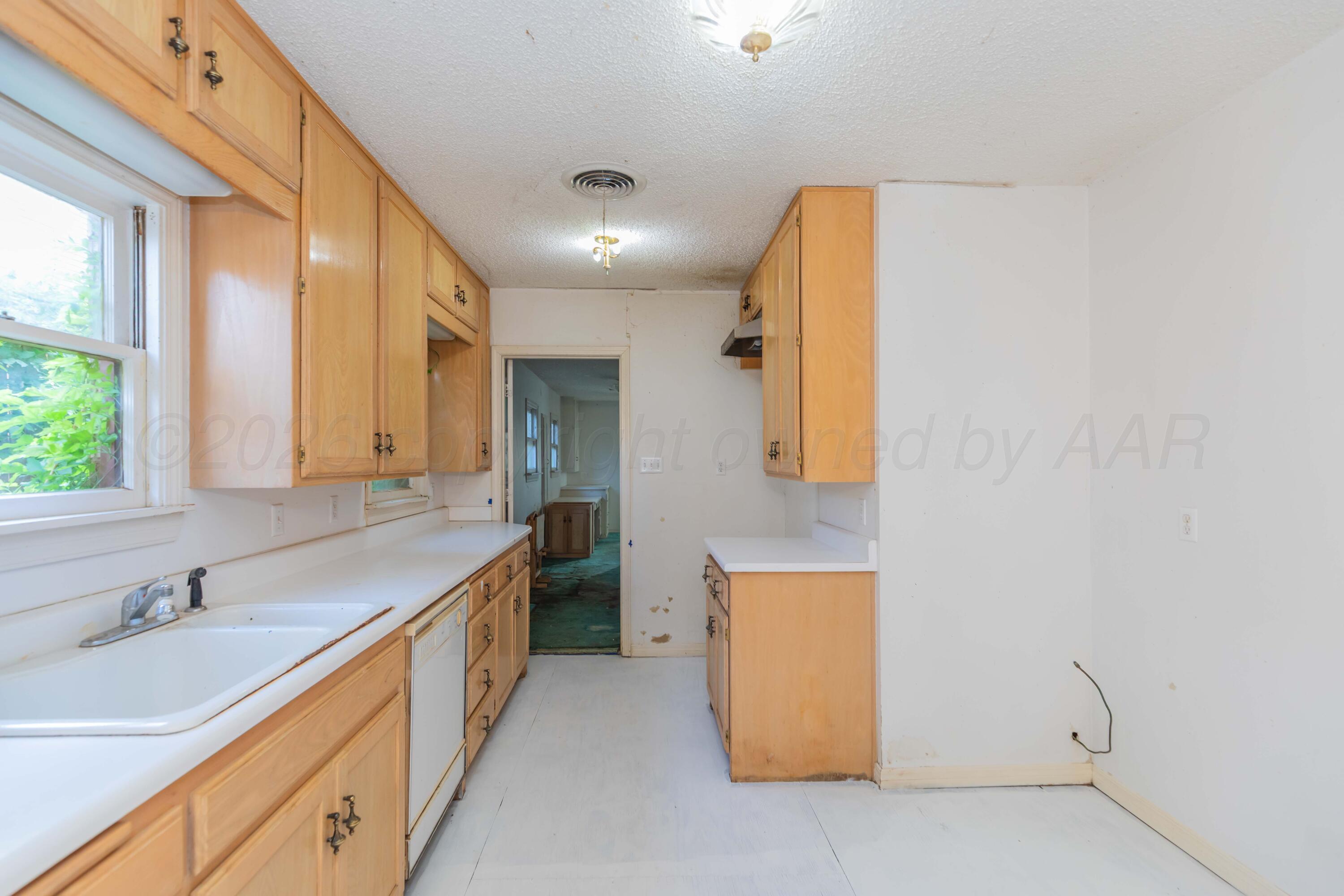 2411 S Ong Street Property Photo 11