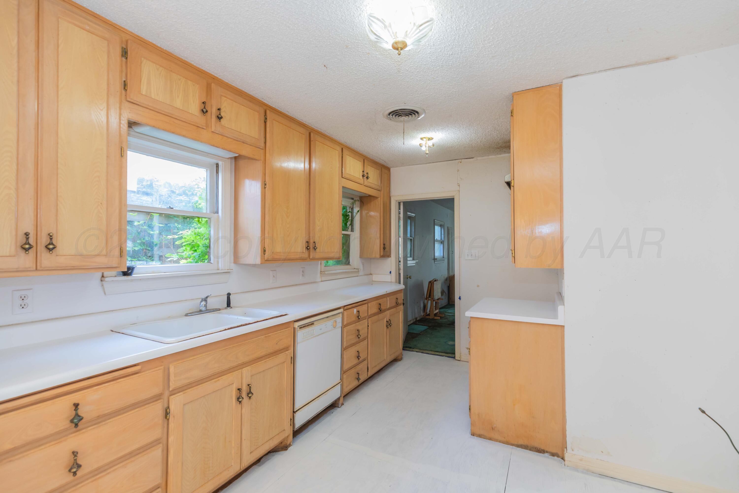 2411 S Ong Street Property Photo 12