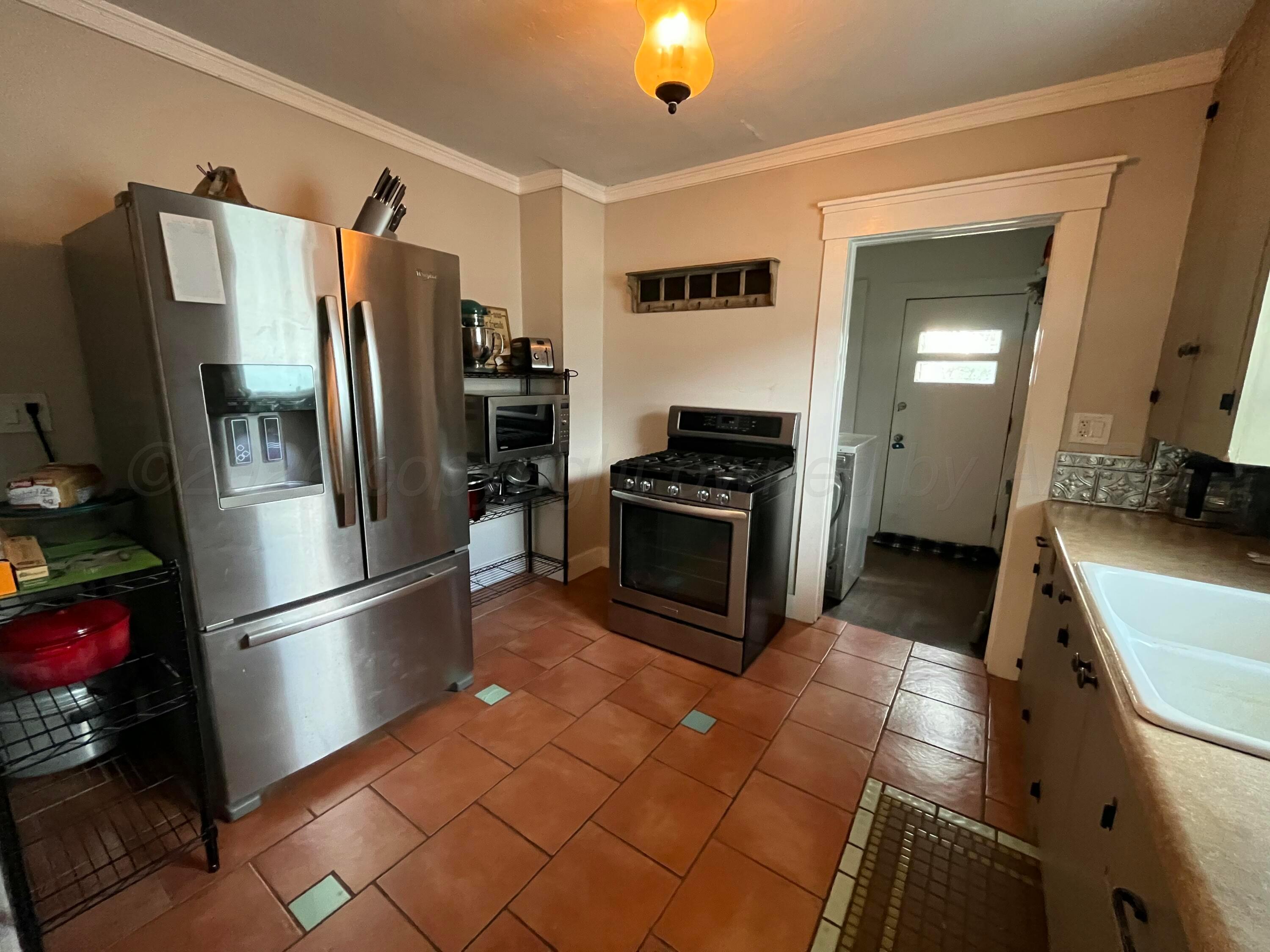 1704 S Hughes Street Property Photo 8