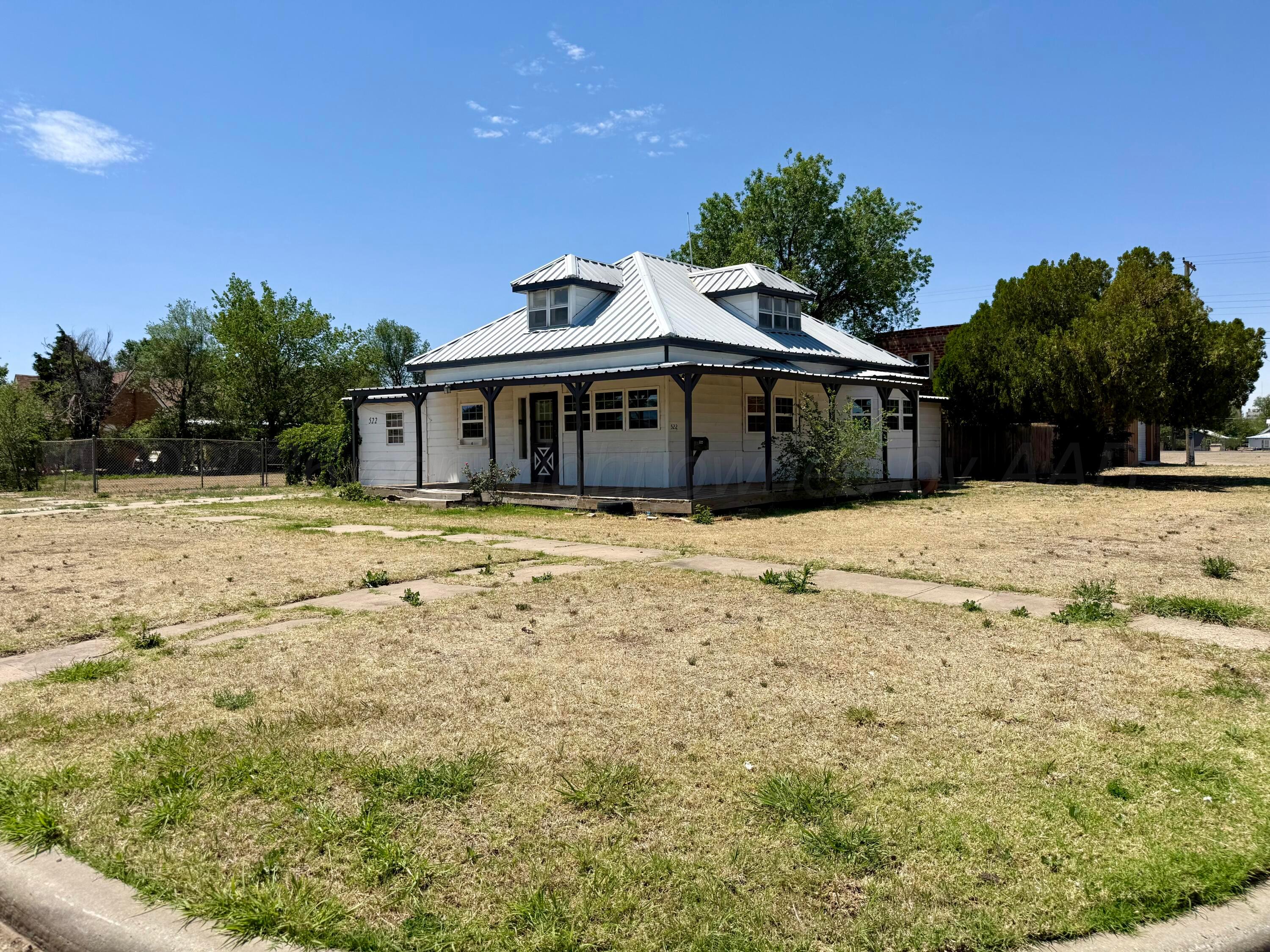 522 E Francis Avenue Property Photo 2