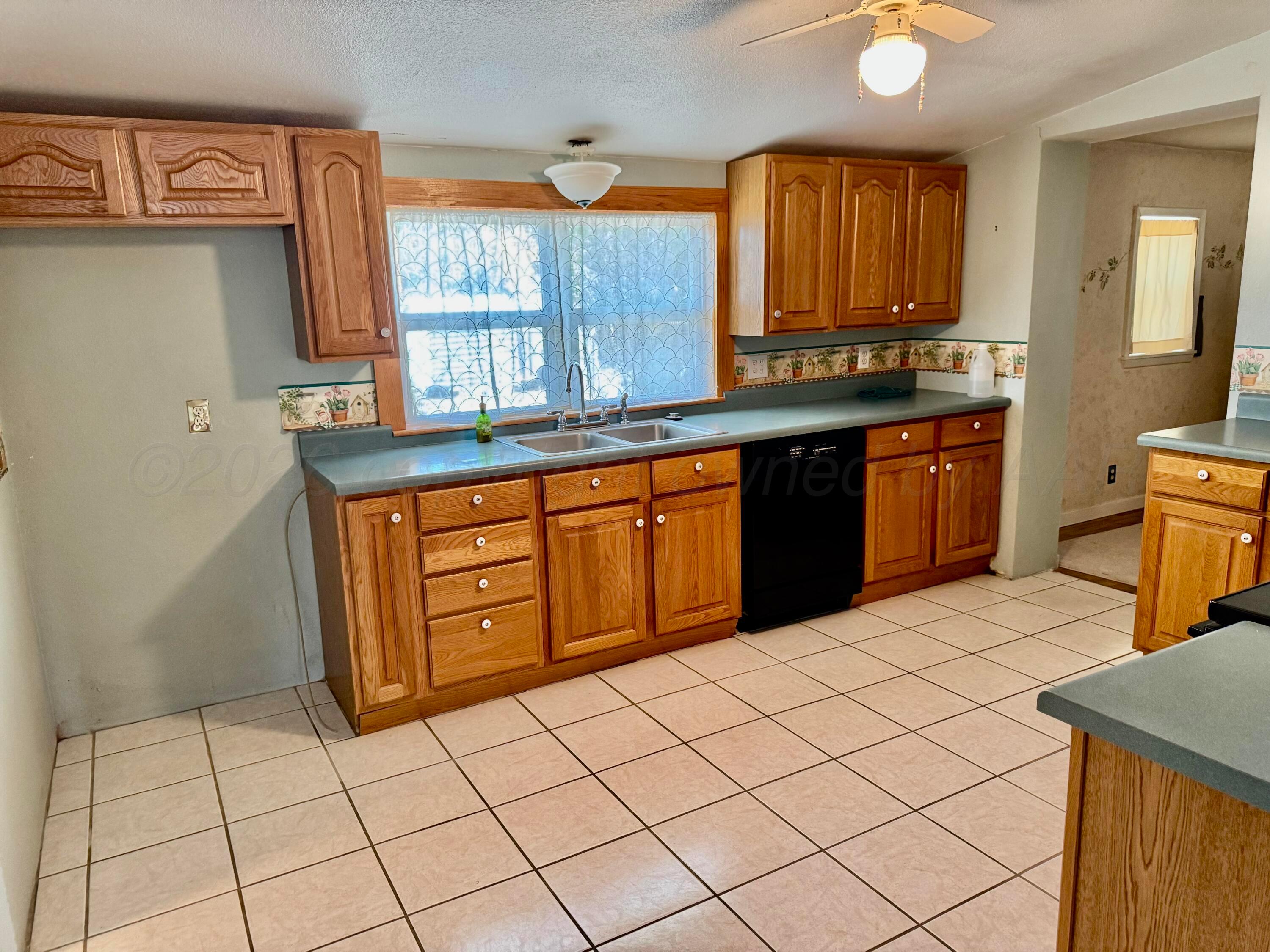 915 Ash Street Property Photo 8
