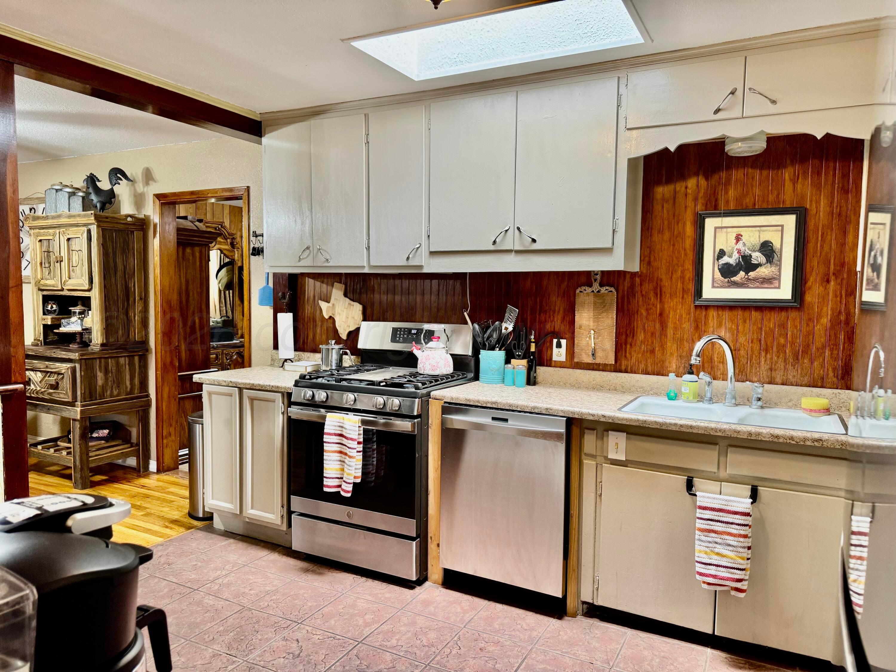 833 Conklin Street Property Photo 4