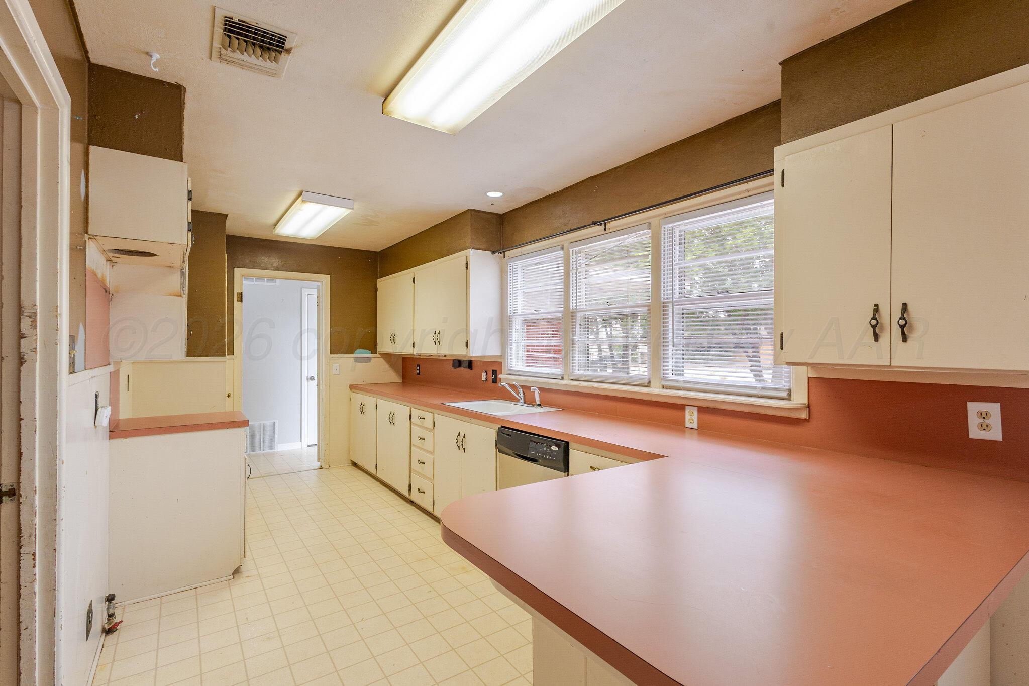 615 W Avenue J Property Photo 8