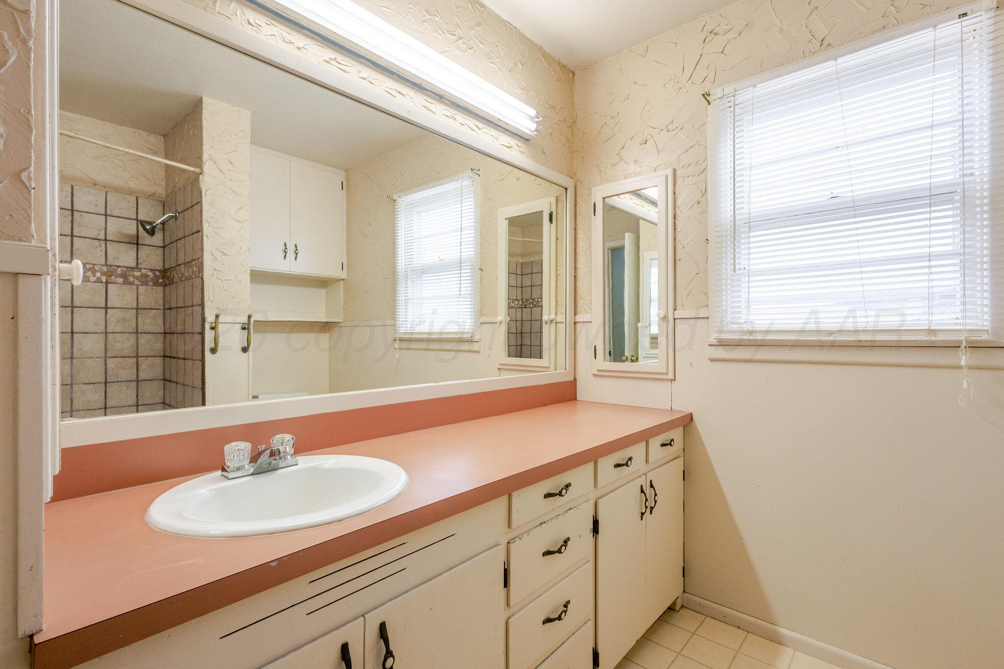 615 W Avenue J Property Photo 28
