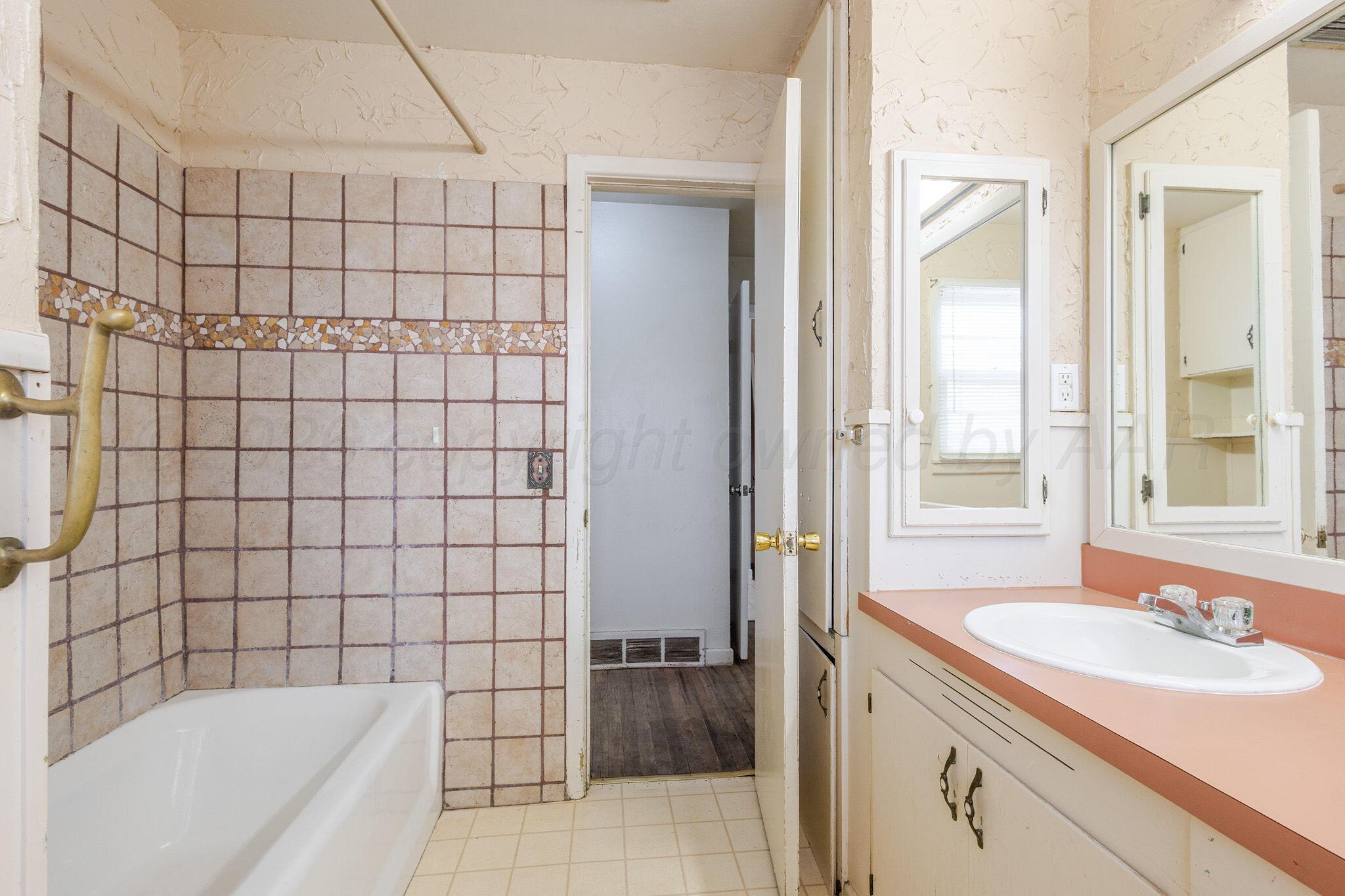 615 W Avenue J Property Photo 29