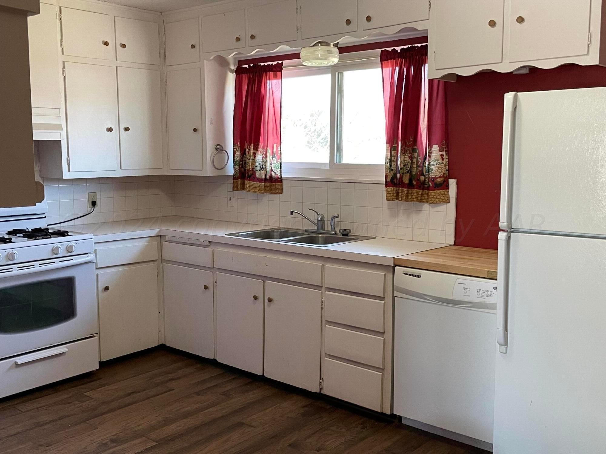 2014 S Drake Drive Property Photo 4