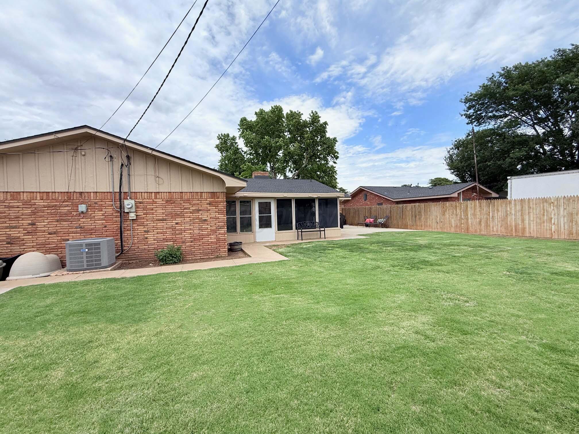 733 W Oak Street Property Photo 9