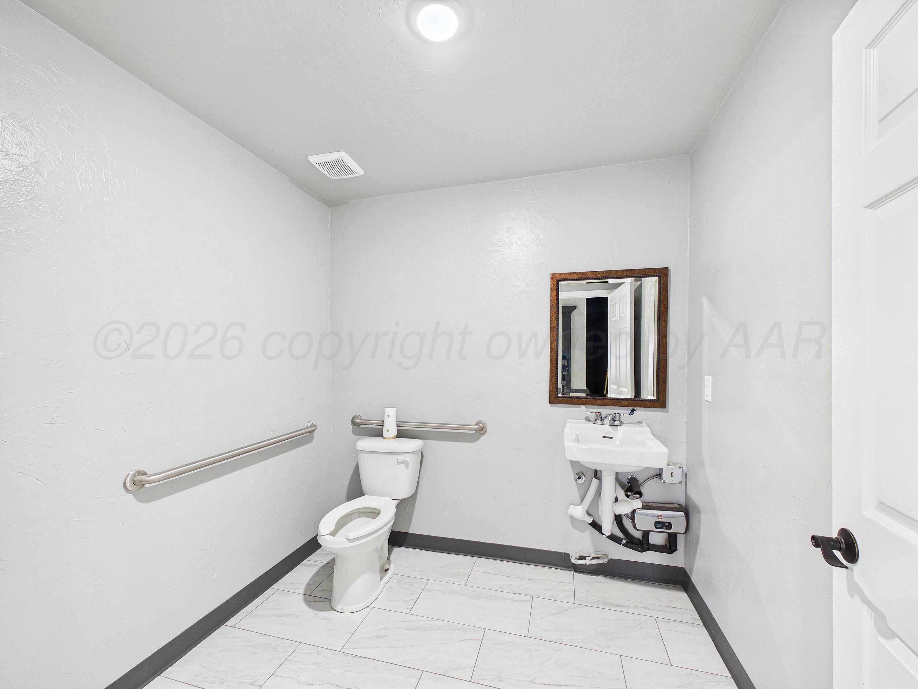 3901 E Interstate 40 Drive Property Photo 11