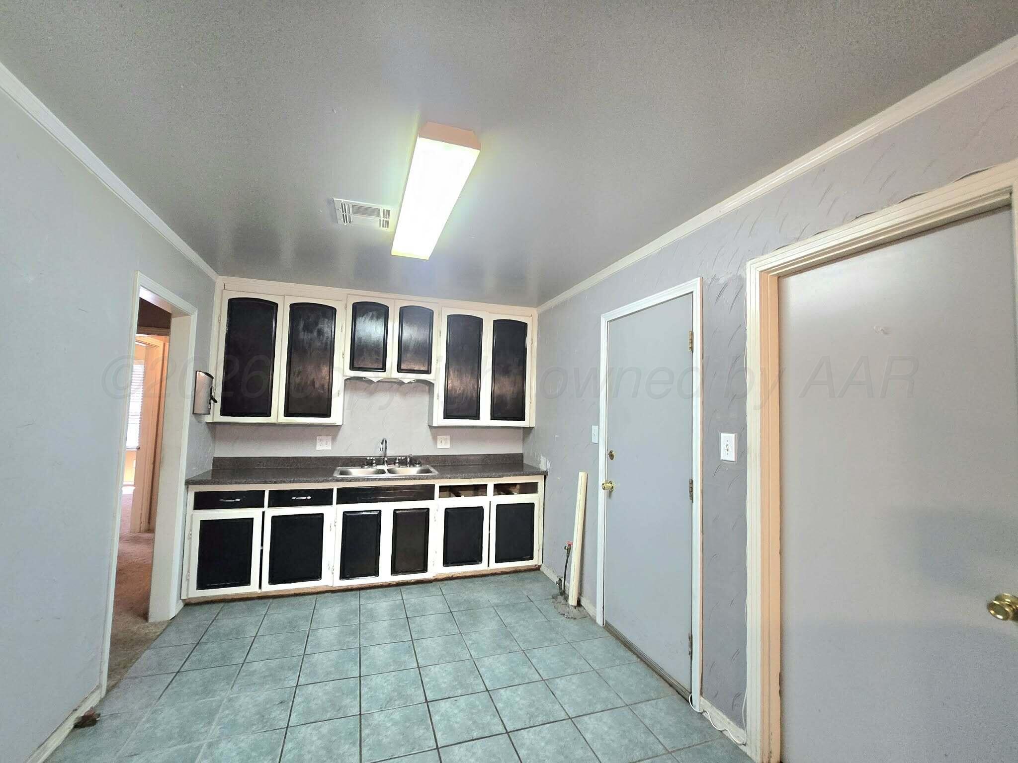 1619 N Highland Property Photo 8