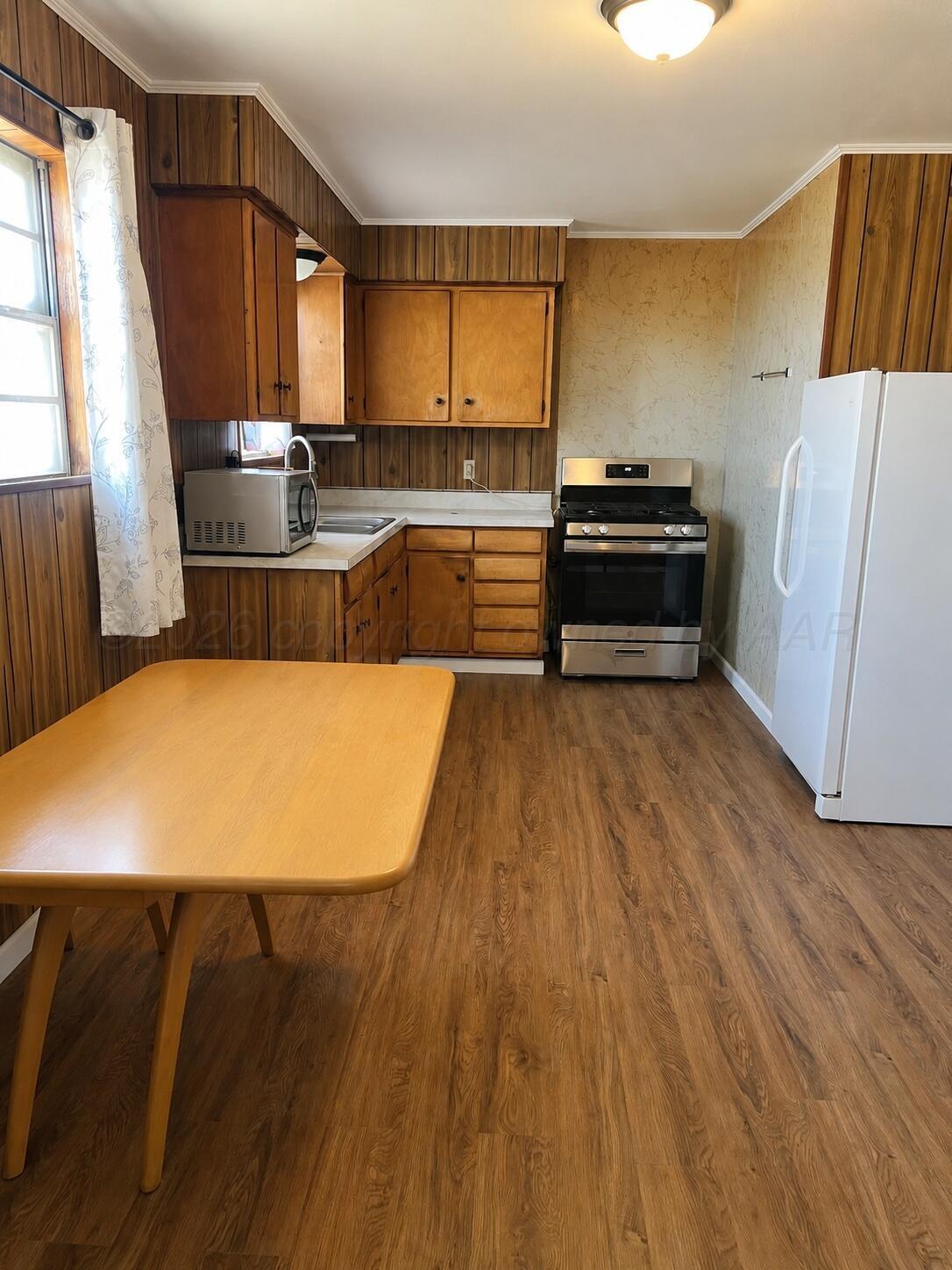 203 W 12th Avenue Property Photo 4