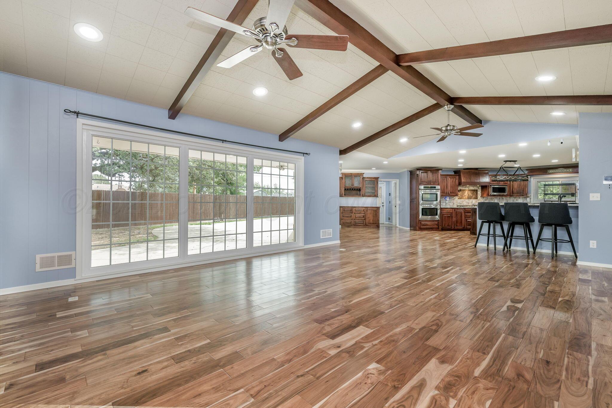 210 N Texas Avenue Property Photo 7