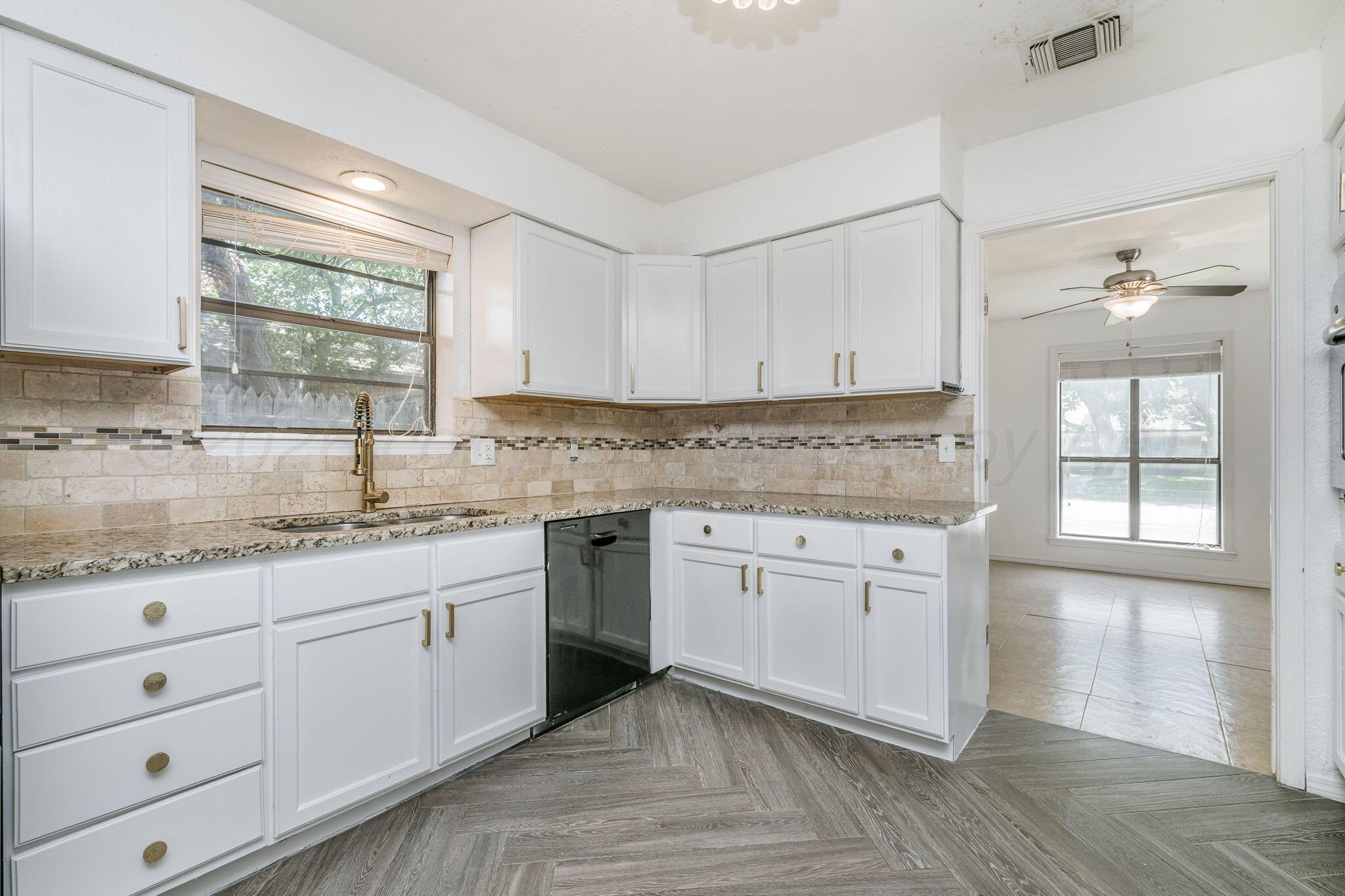 4015 Oakhurst Drive Property Photo 8