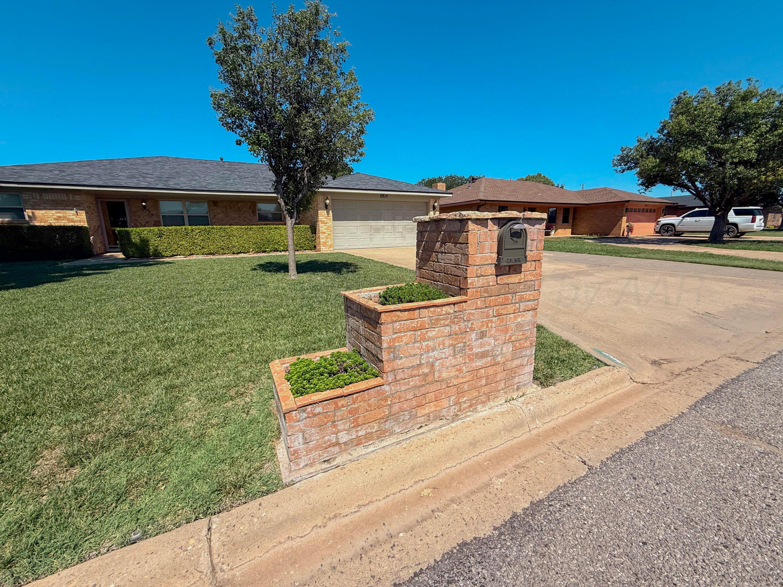 2613 N Fir Street Property Photo 3
