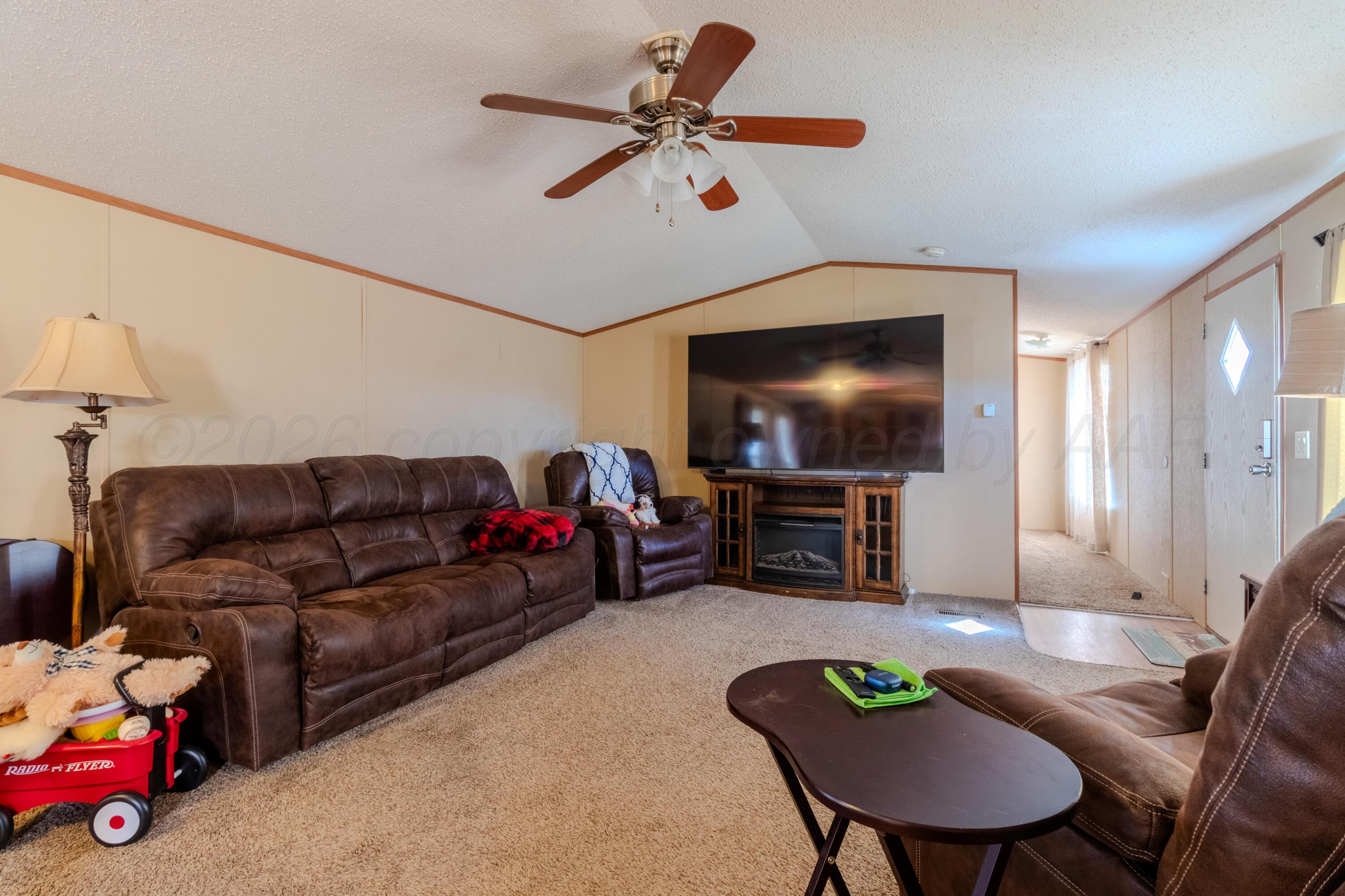2420 E Willow Creek Drive Property Photo 4