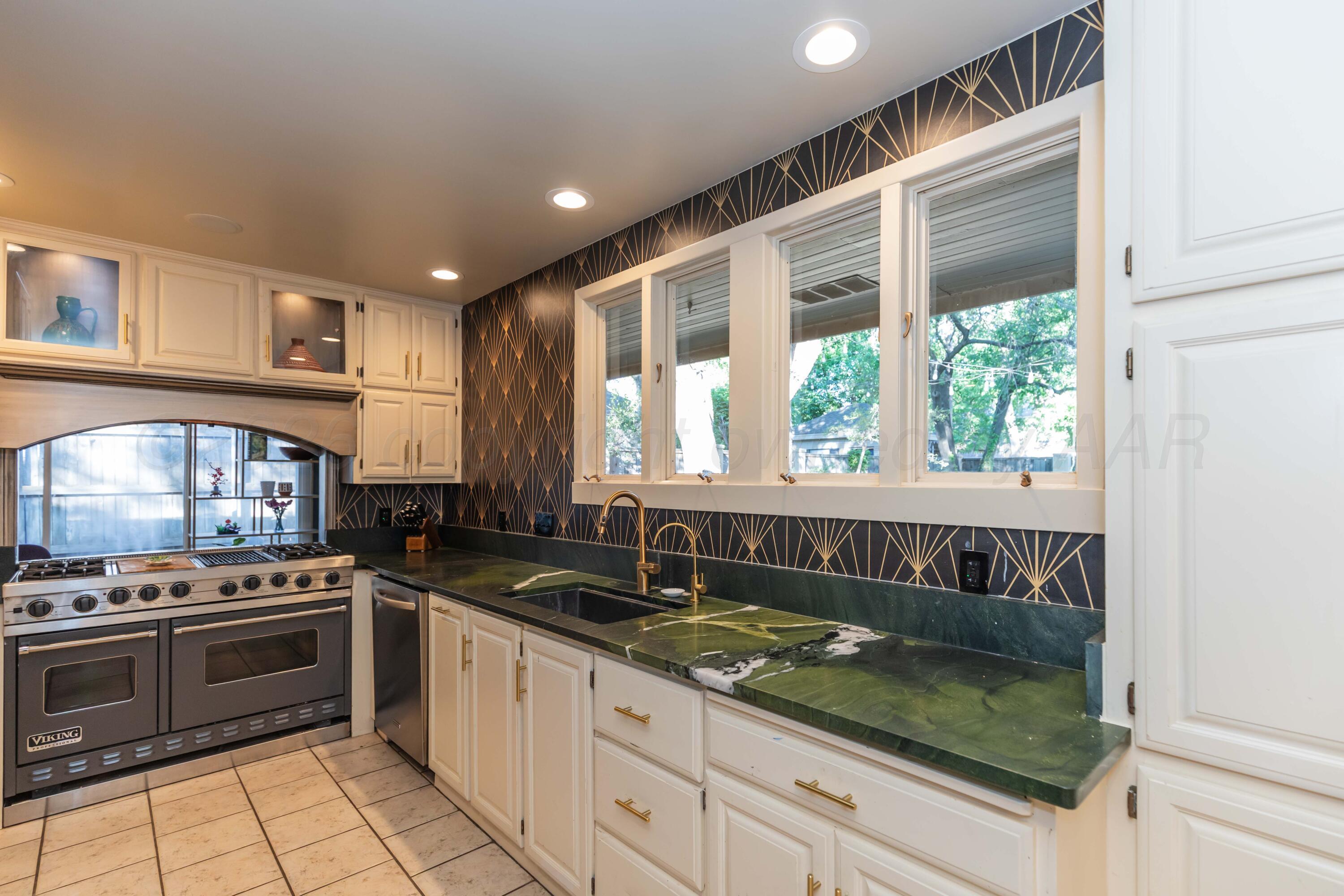 2612 Henning Street Property Photo 11