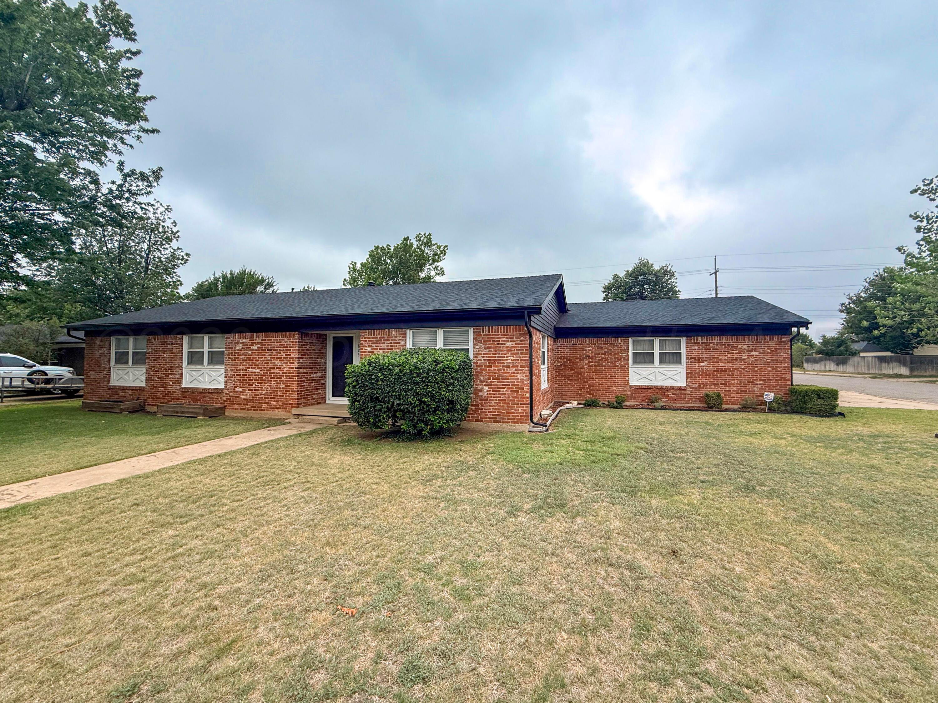 1825 N Evergreen Street Property Photo 1
