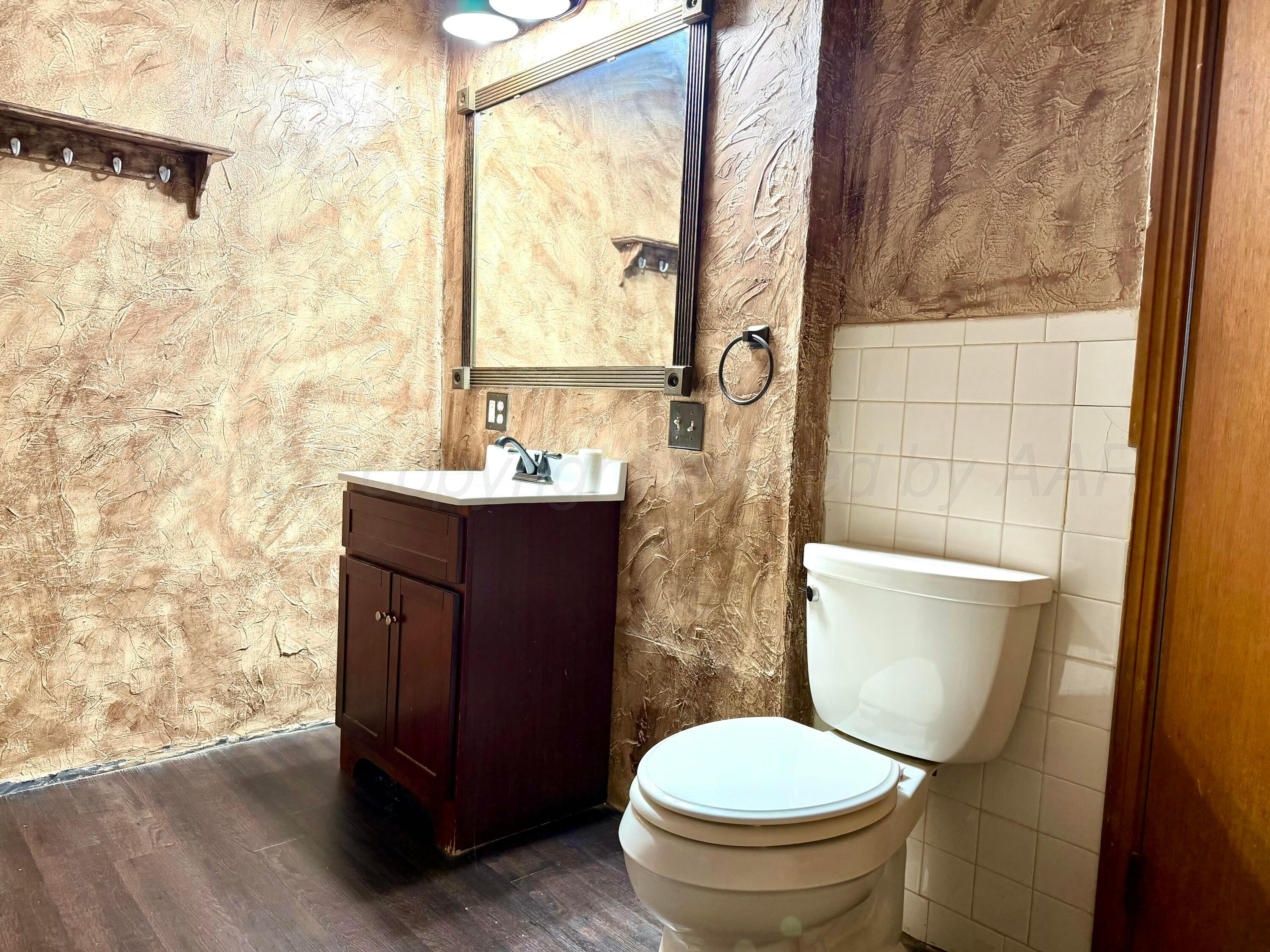 519 E 2nd Property Photo 17