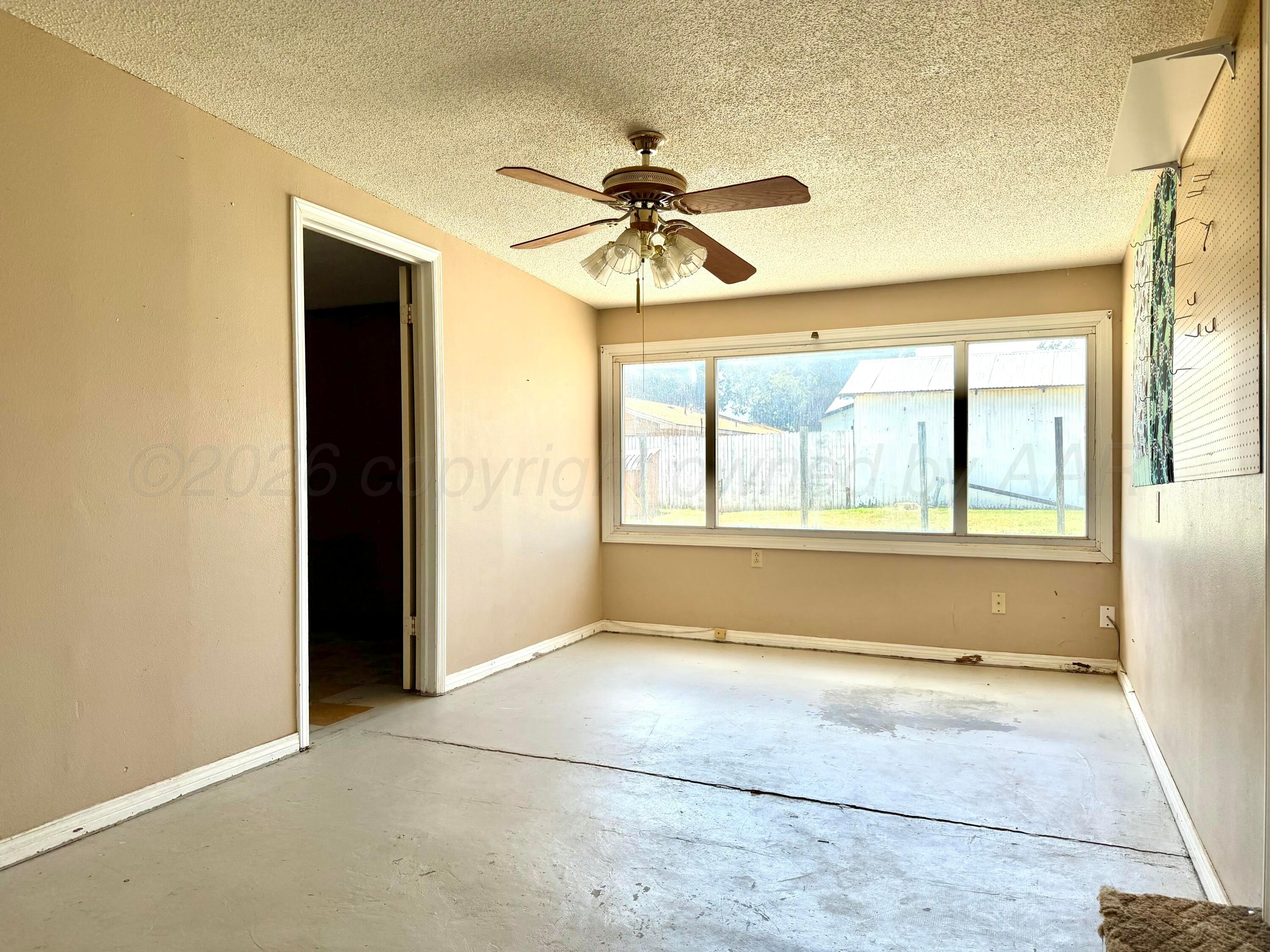519 E 2nd Property Photo 22