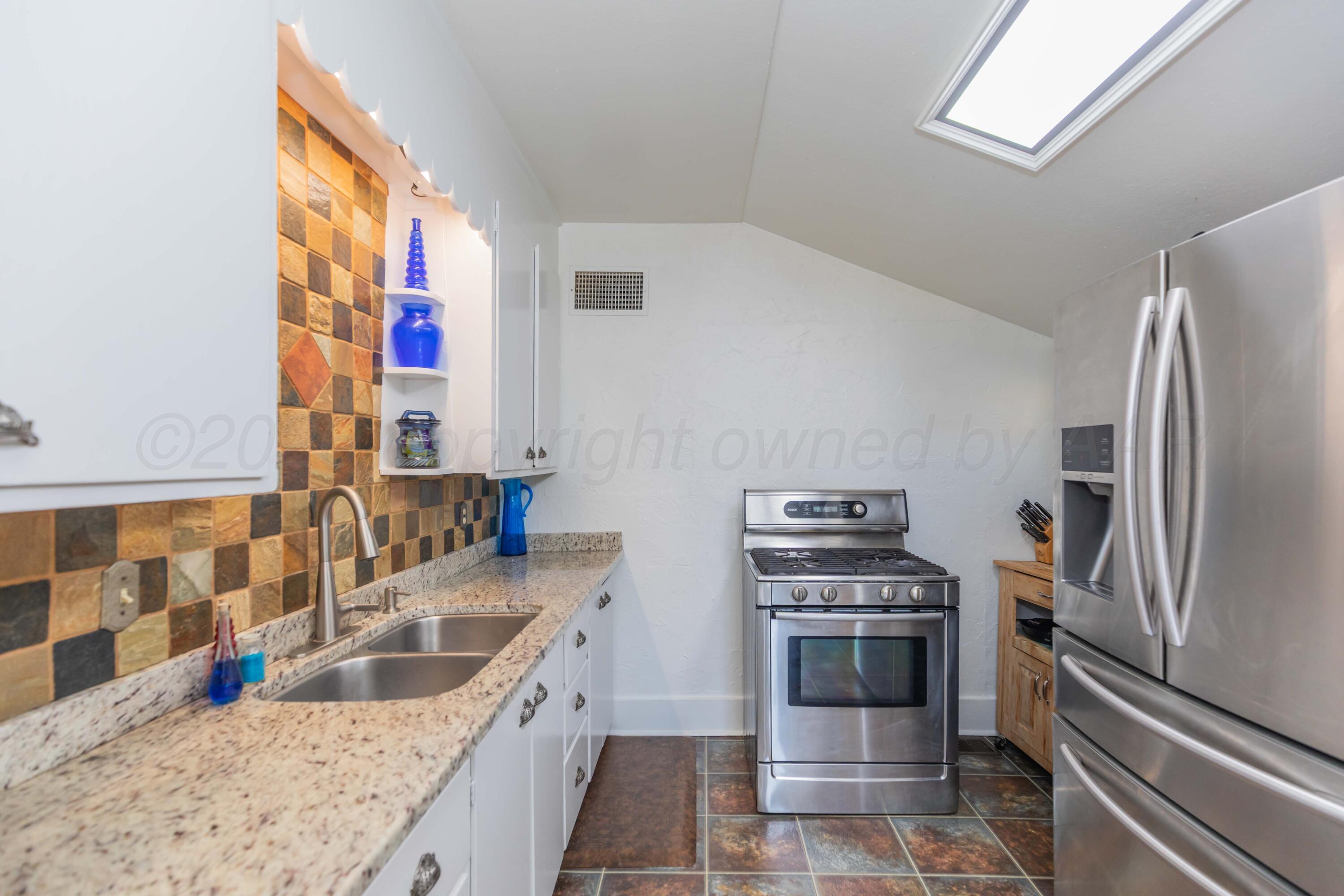 216 E 4th Street Property Photo 11