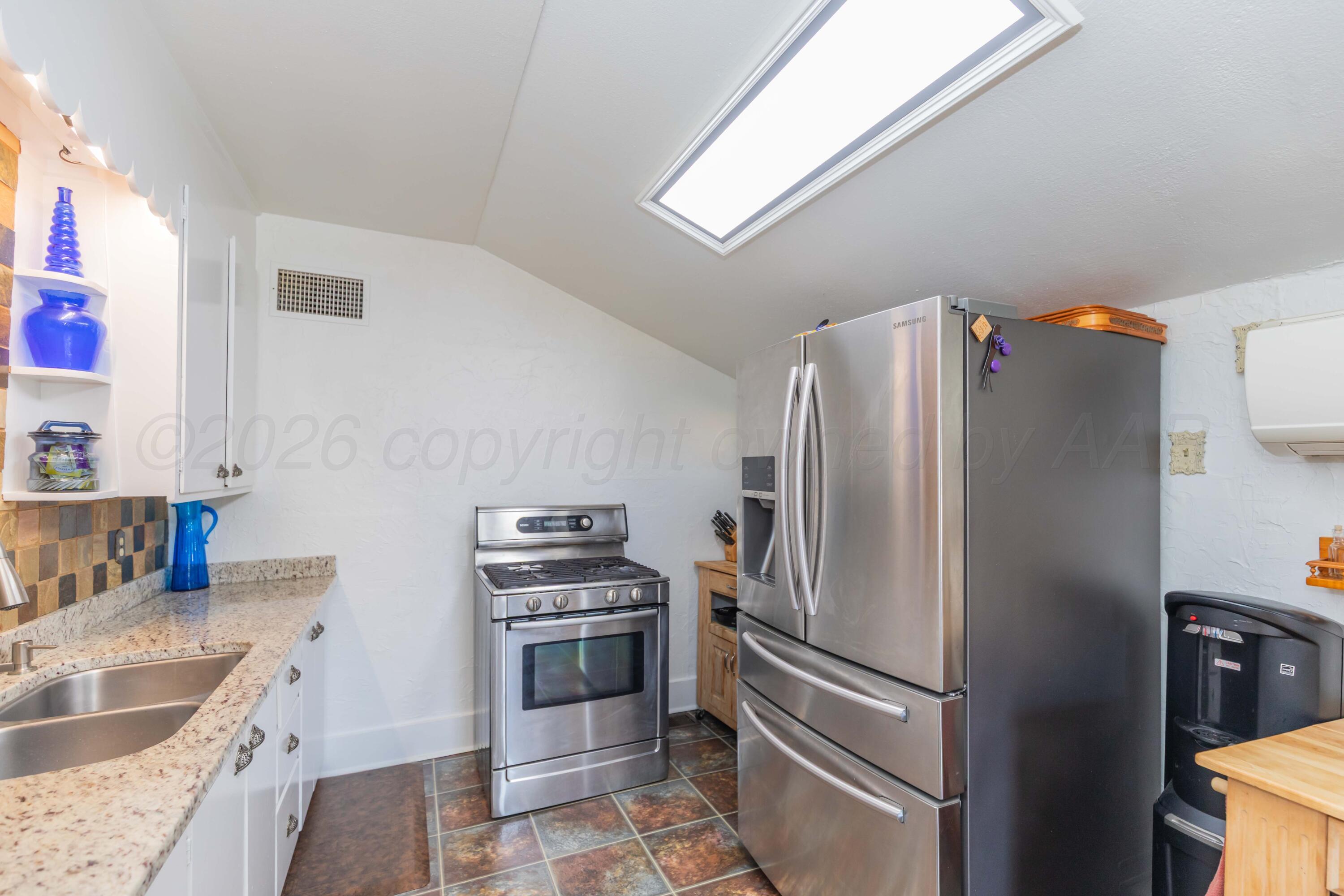 216 E 4th Street Property Photo 12
