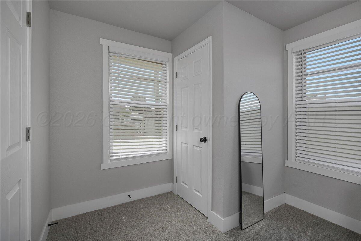 406 S Crockett Street Property Photo 11