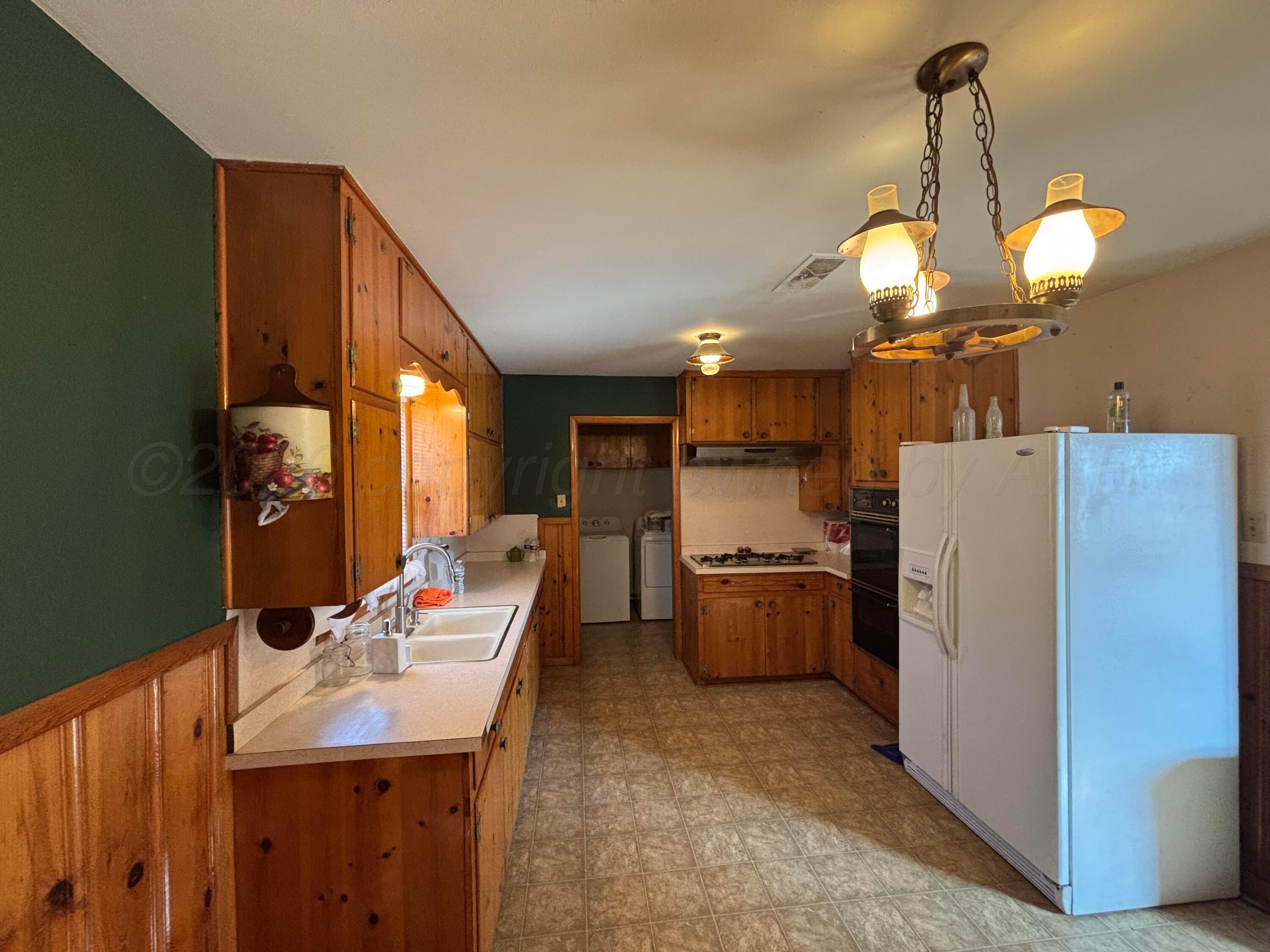 606 S Longwood Avenue Property Photo 6