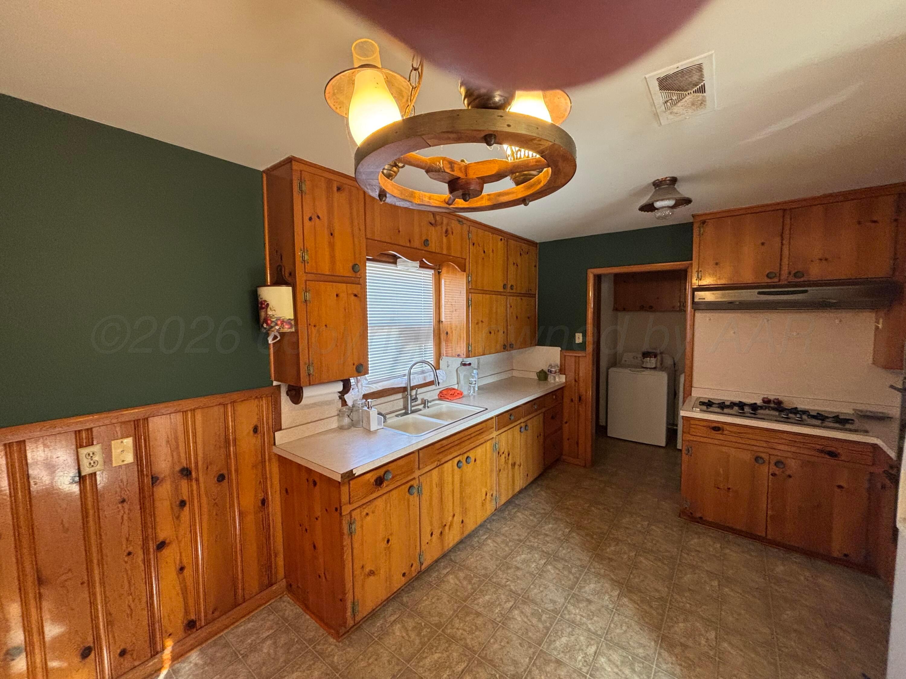 606 S Longwood Avenue Property Photo 8