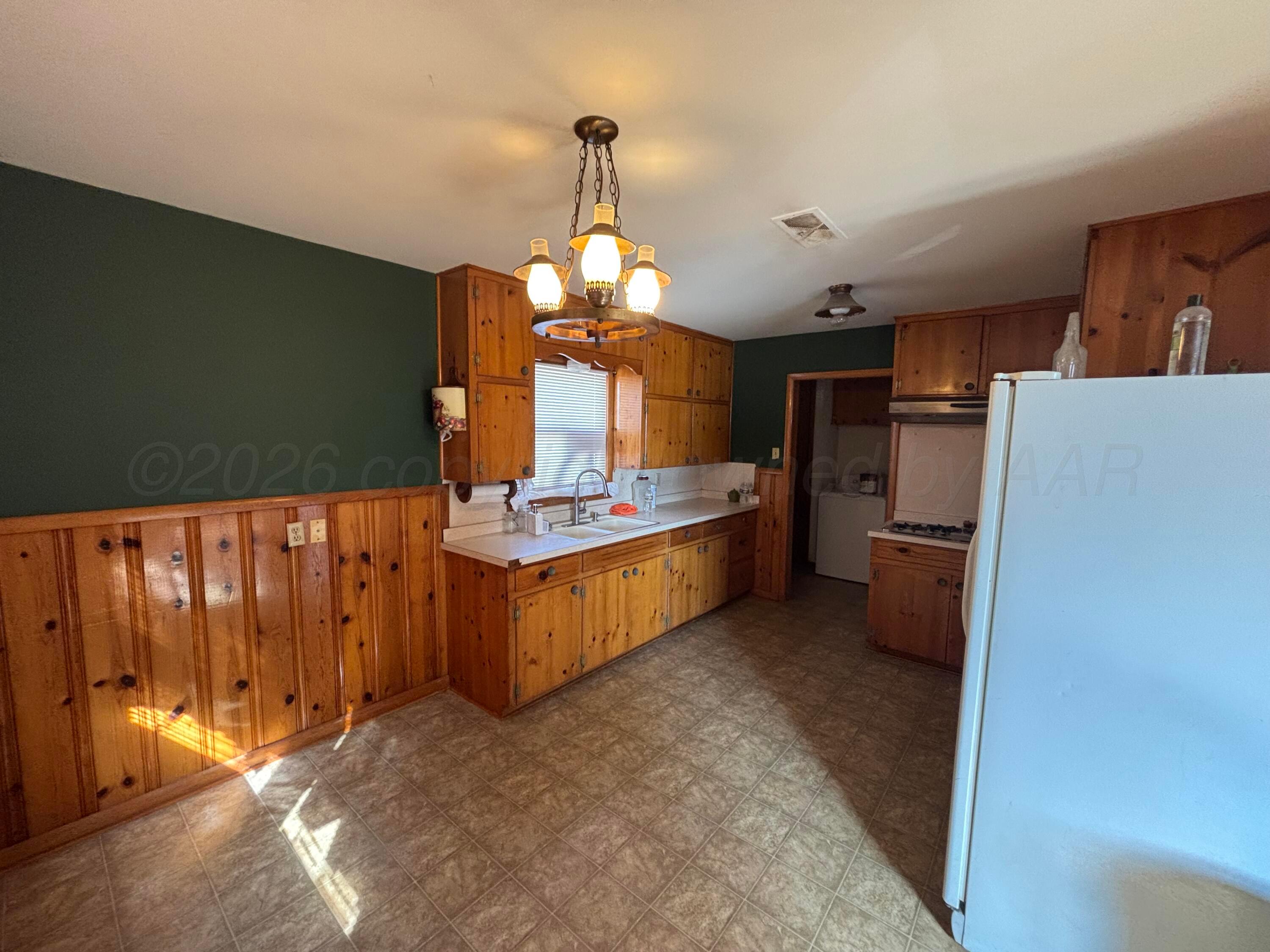 606 S Longwood Avenue Property Photo 9