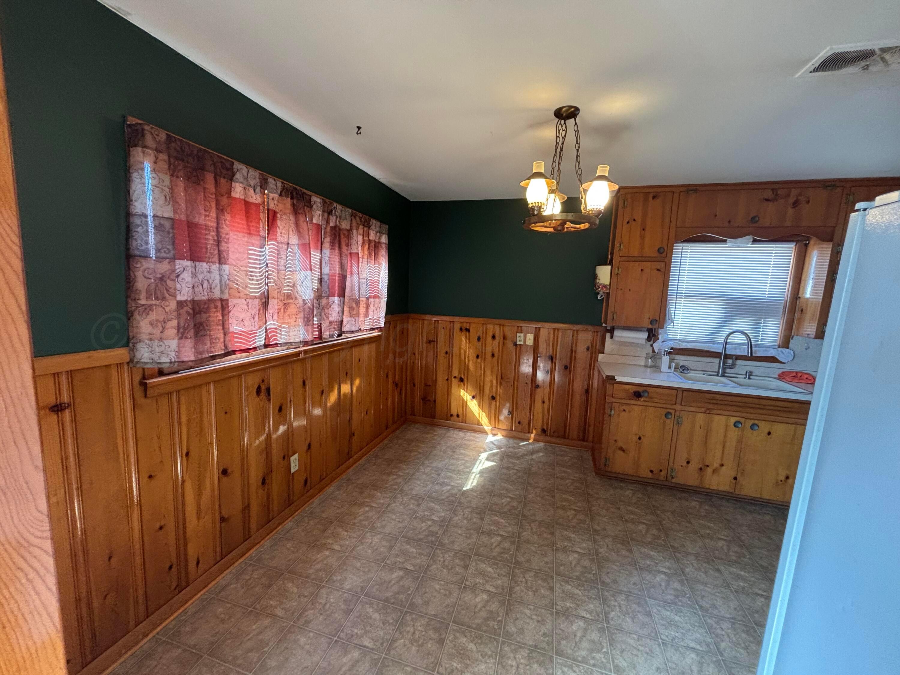 606 S Longwood Avenue Property Photo 10