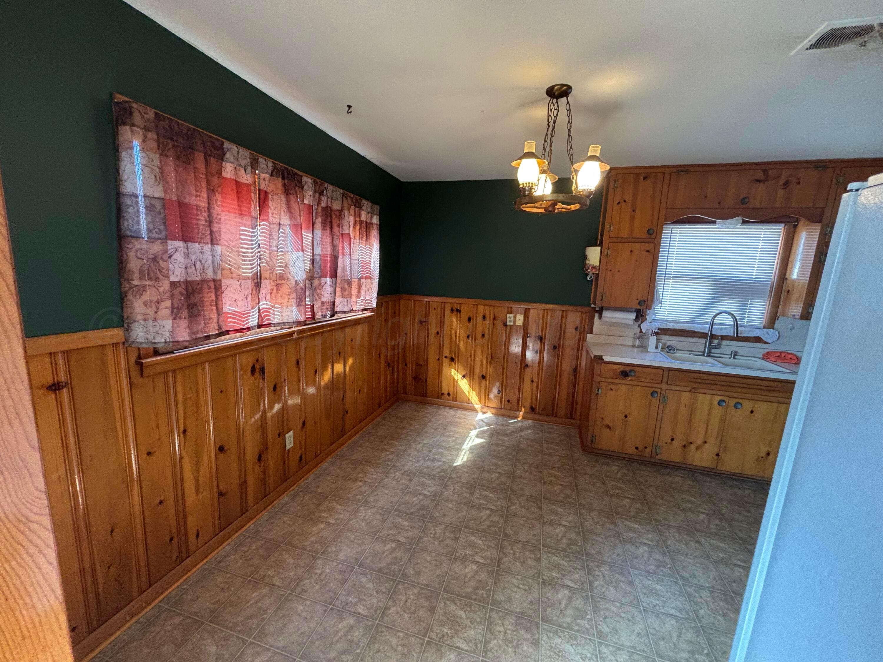 606 S Longwood Avenue Property Photo 11