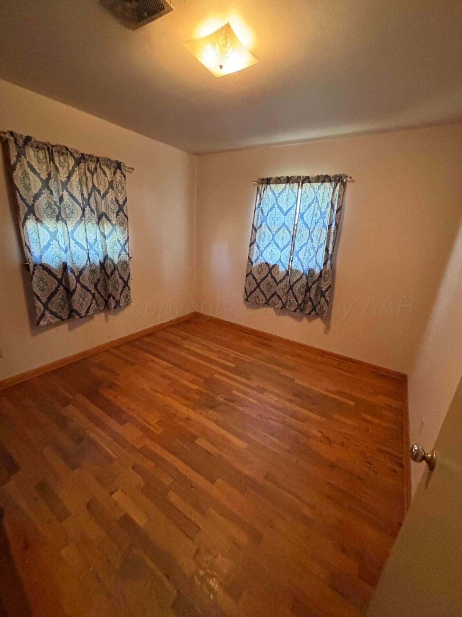 606 S Longwood Avenue Property Photo 12