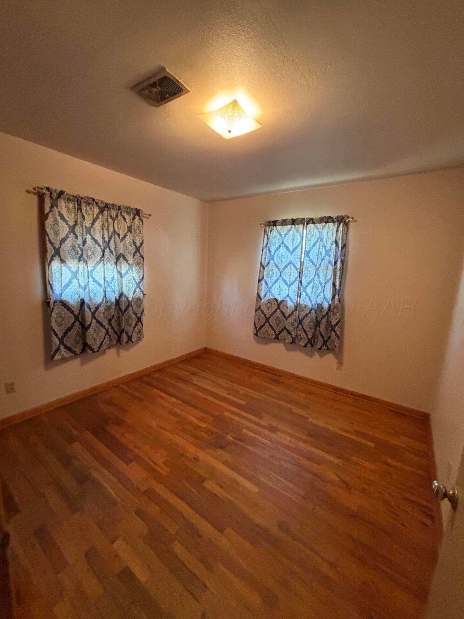606 S Longwood Avenue Property Photo 13