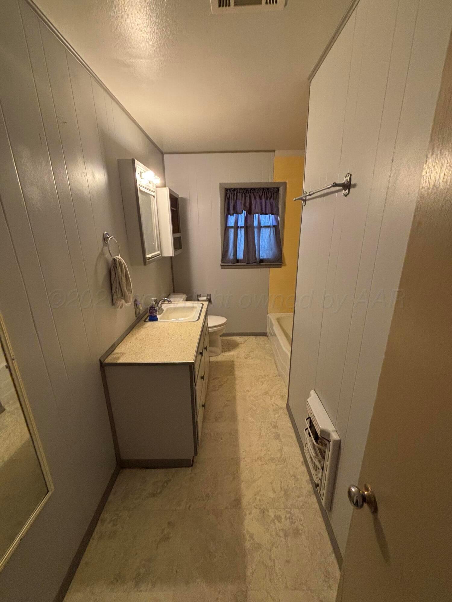 606 S Longwood Avenue Property Photo 14