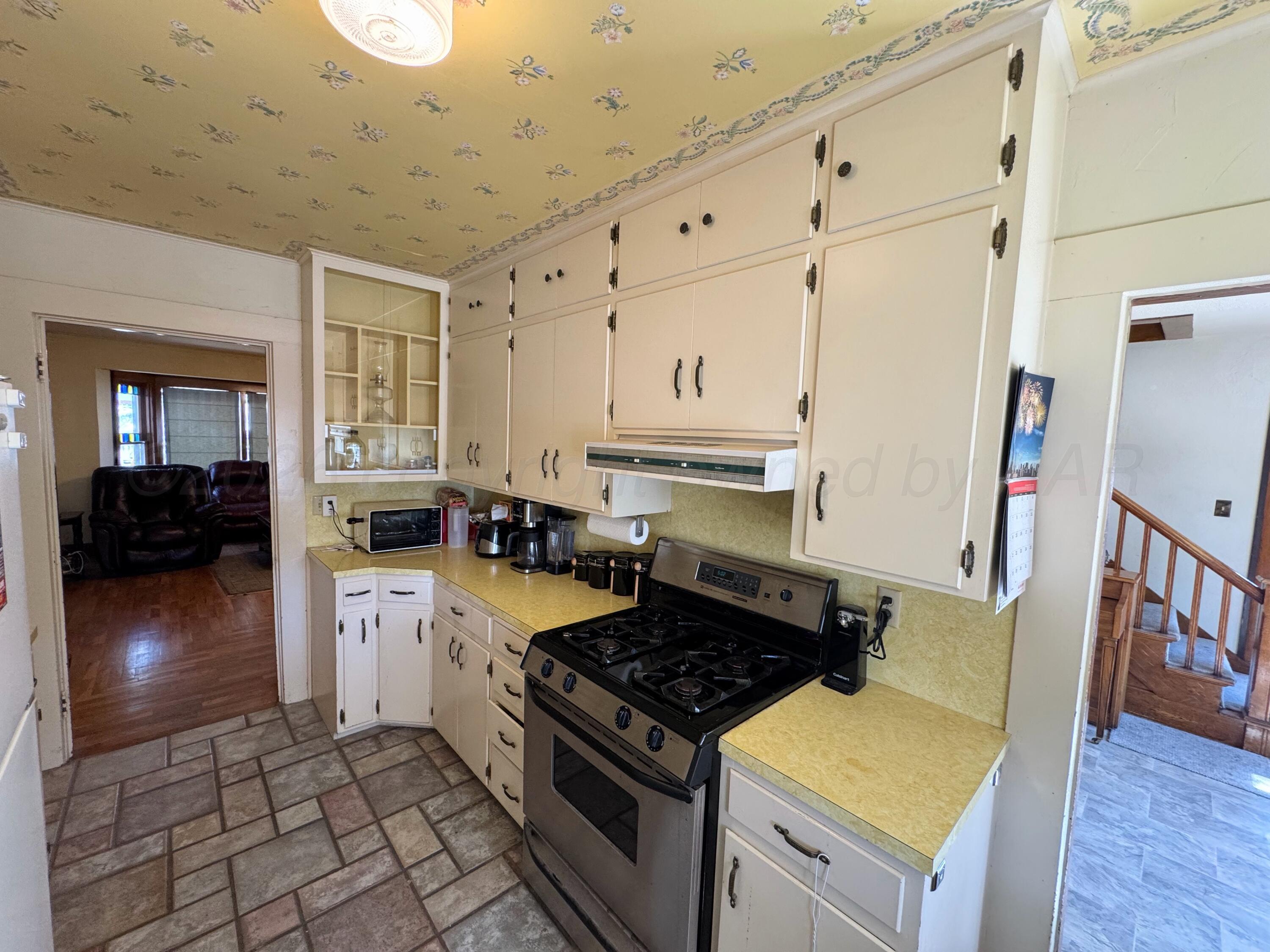 221 S Baylor Street Property Photo 8