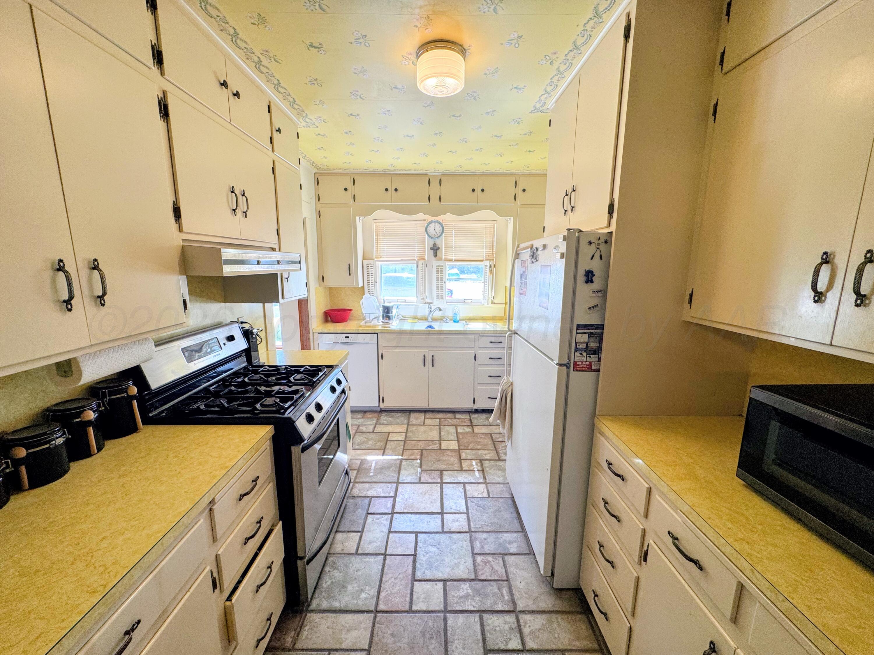 221 S Baylor Street Property Photo 10