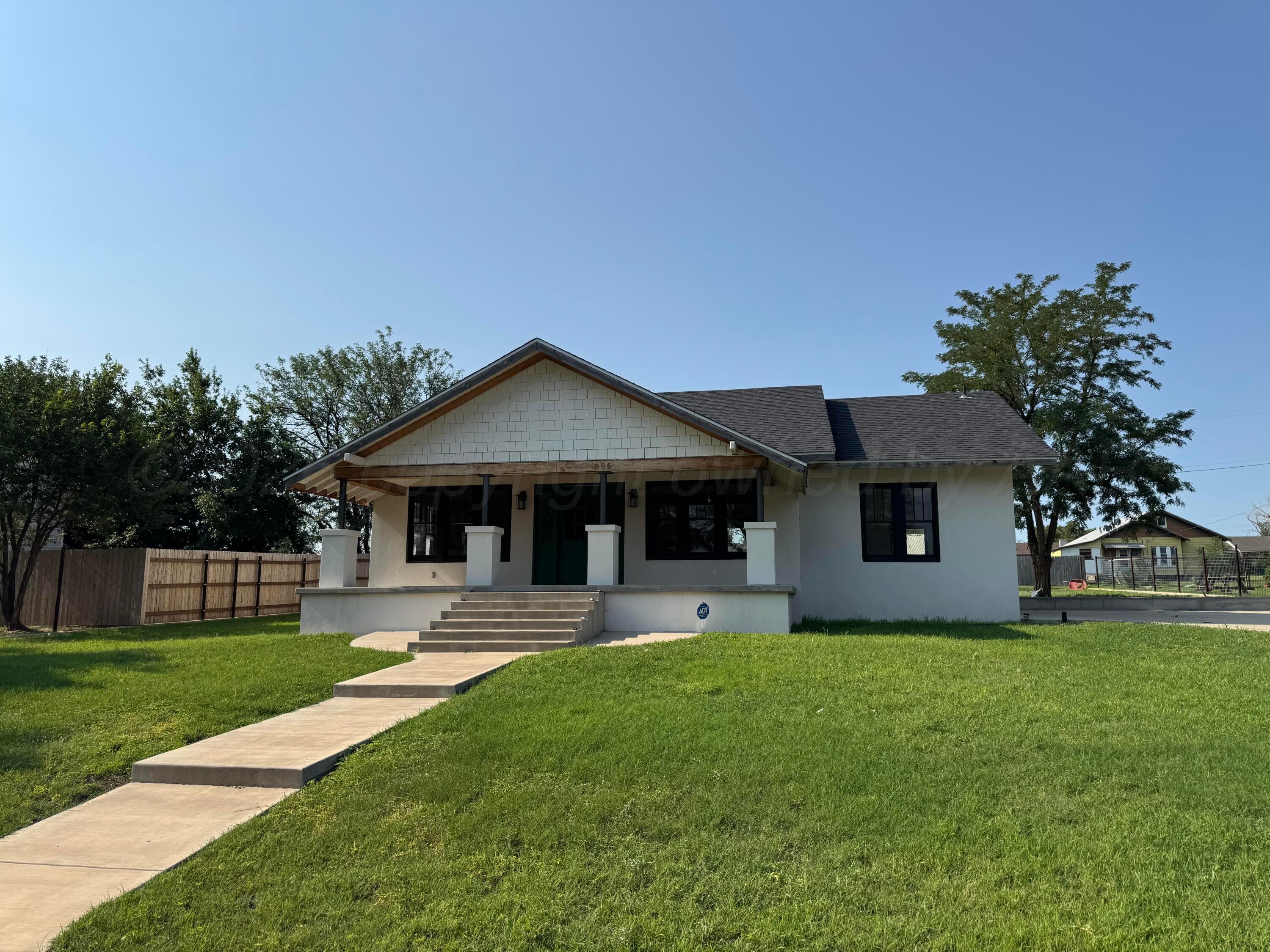 906 E Cheyenne Avenue Property Photo 1