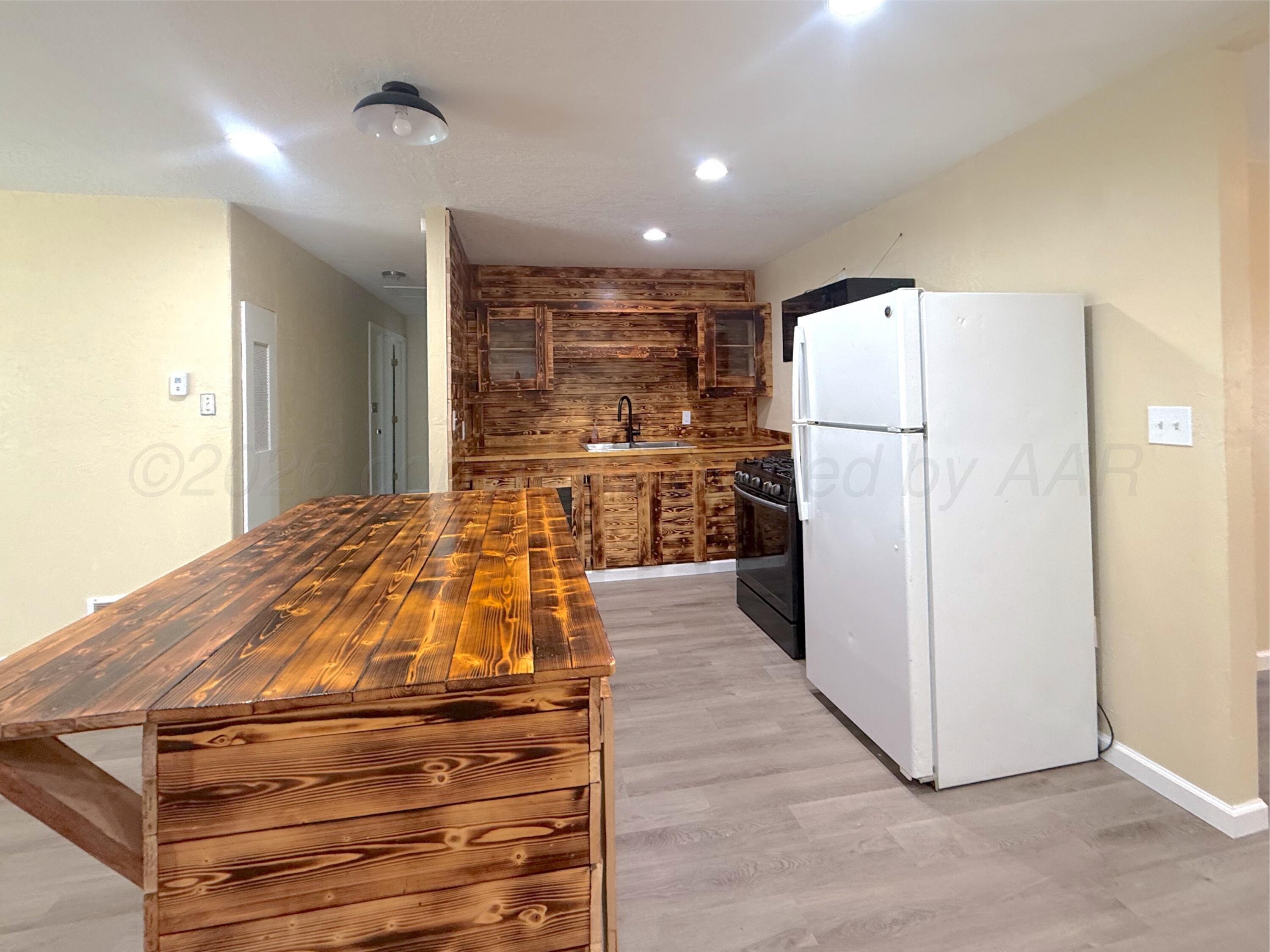 215 Peach Avenue Property Photo 4