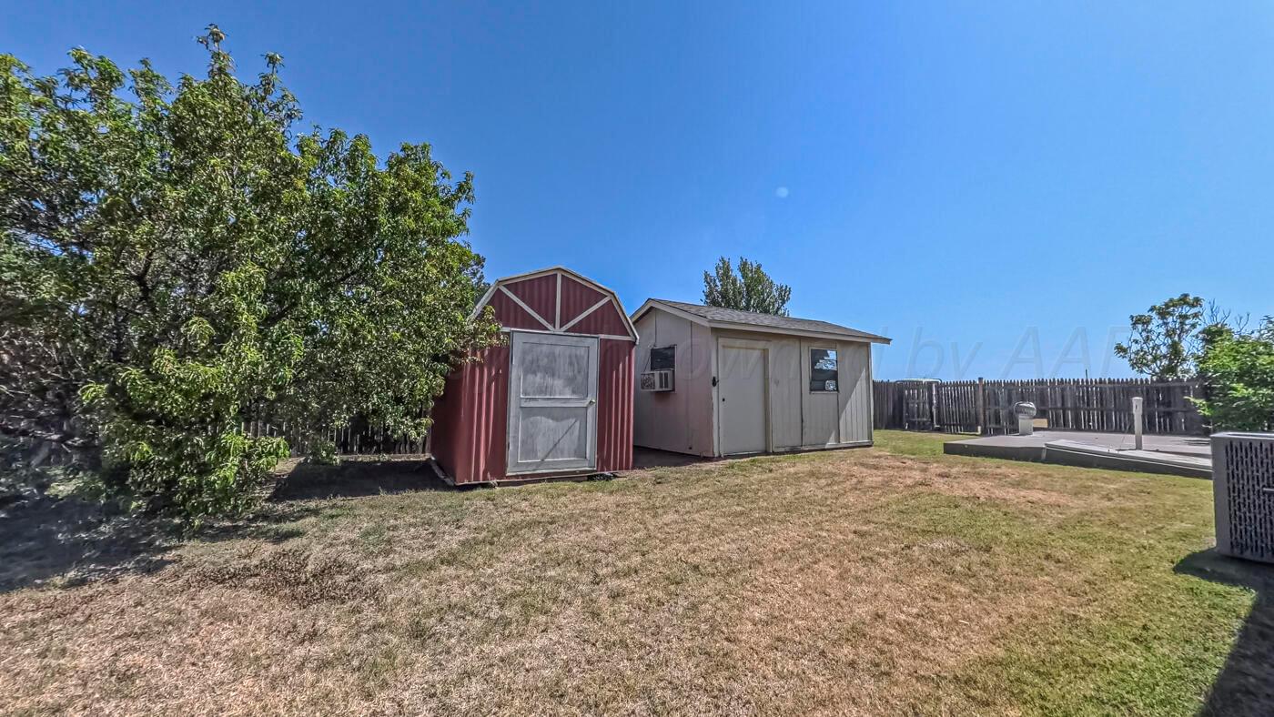 702 S Elm Avenue Property Photo 4