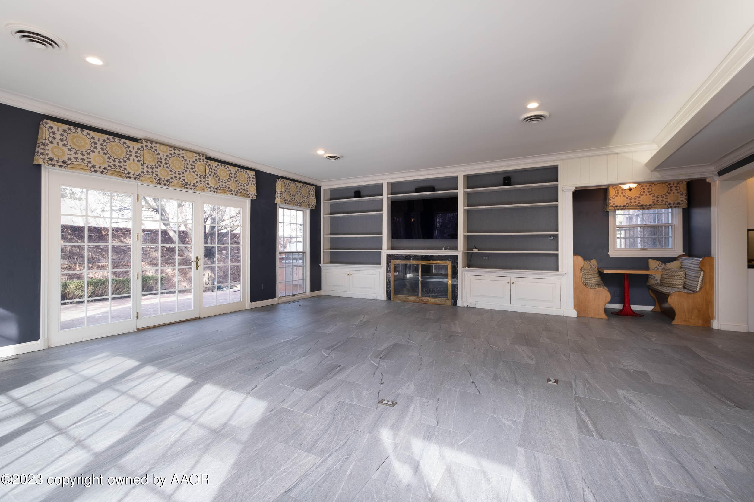 2802 S Hughes Street Property Photo 9